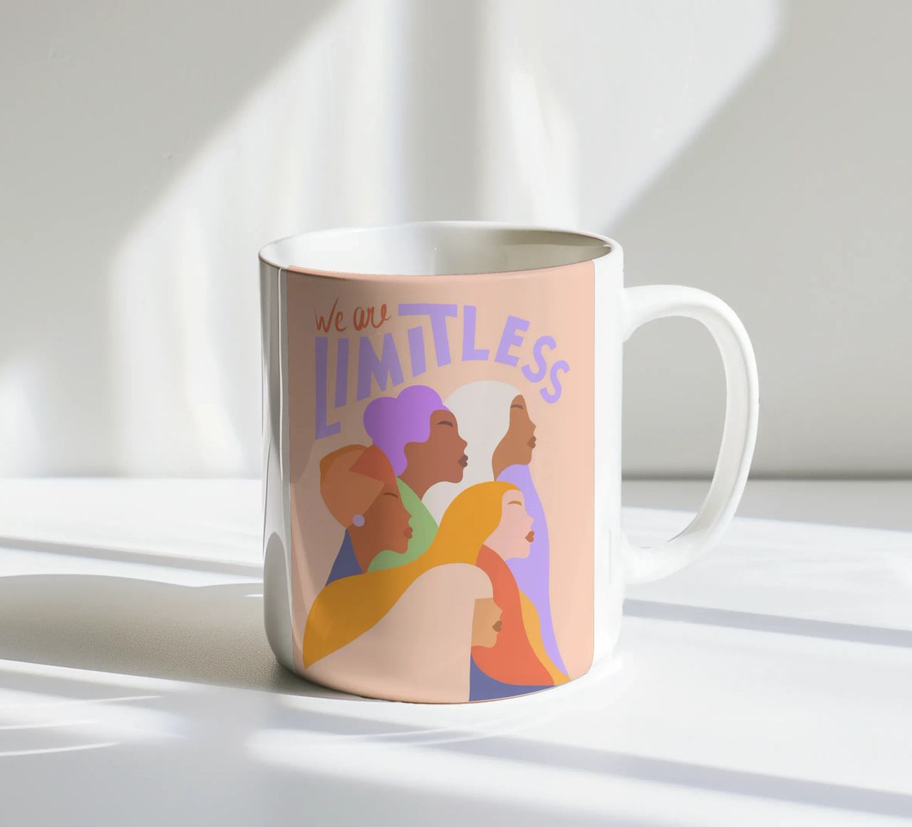Journée internationale de la femme - Girl power "We are limitless" (Nous sommes illimitées) mug en céramique de Dominique Vari
