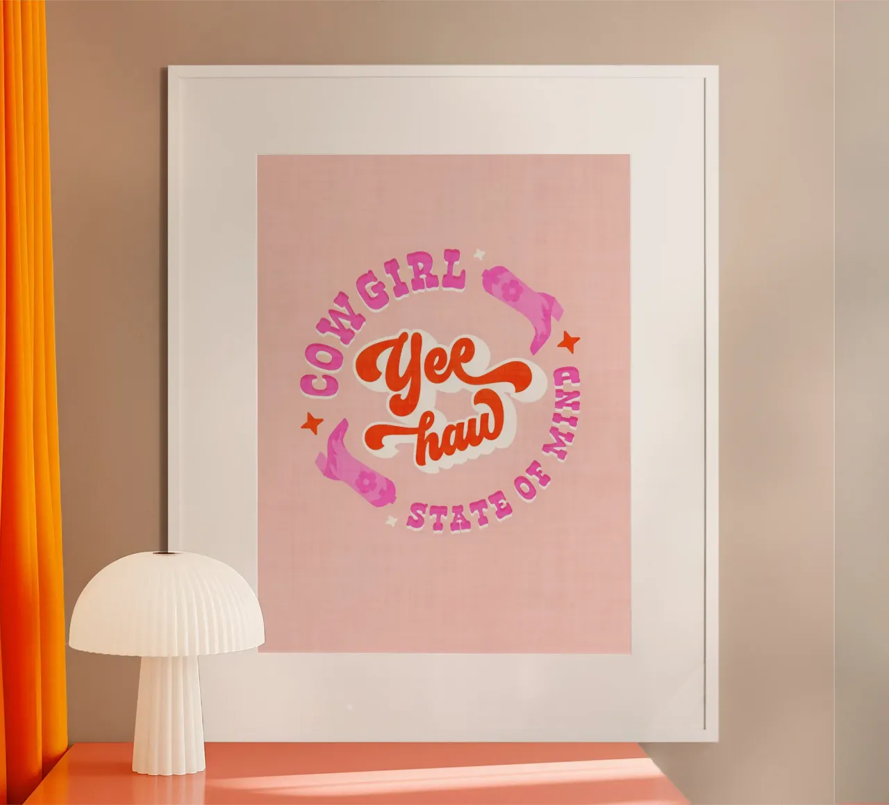 Yee Haw Cowgirl State of Mind - Rosa e rosso poster con telaio in legno da Dominique Vari Words