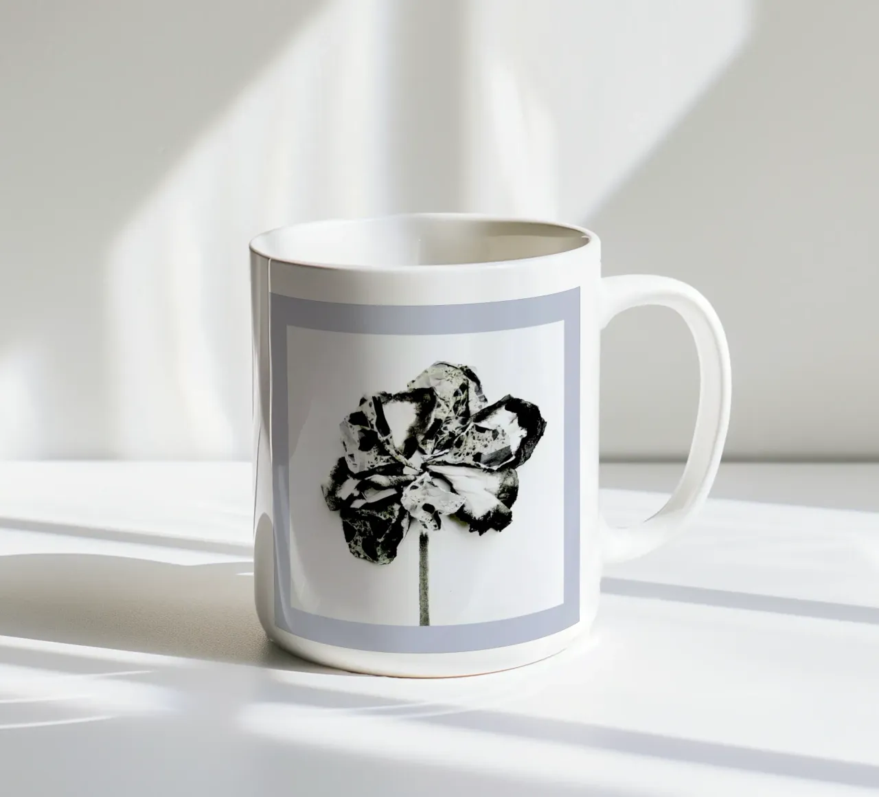 Paper Flower I tazza in ceramica da Farina Kuklinski