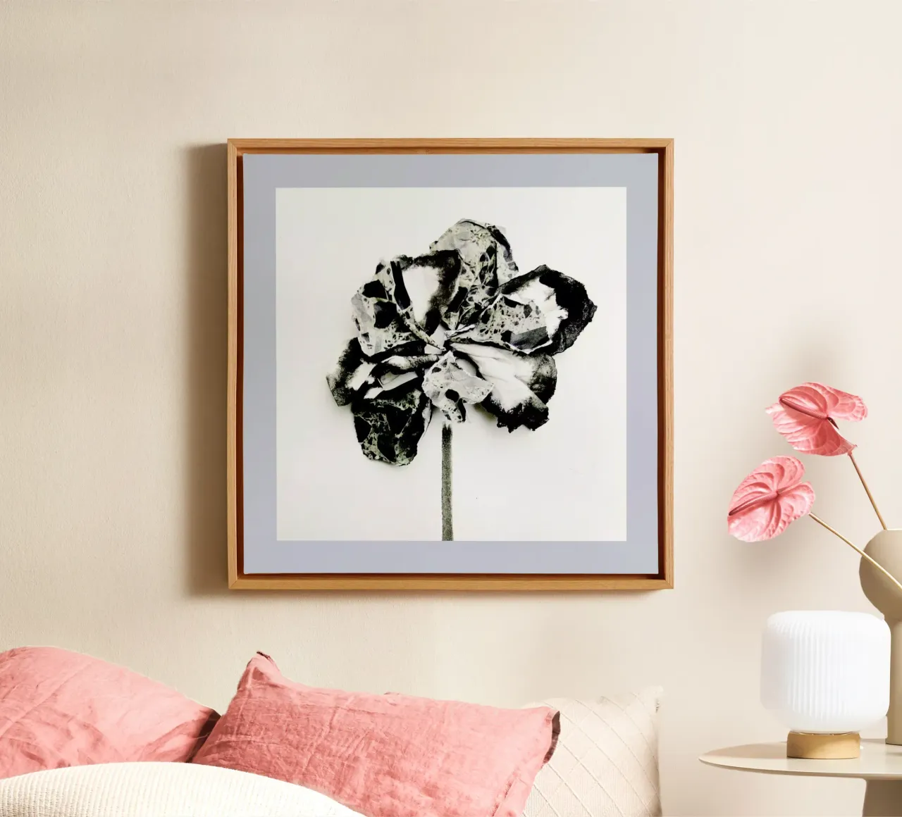 Paper Flower I tela con Cornice a cassetta da Farina Kuklinski