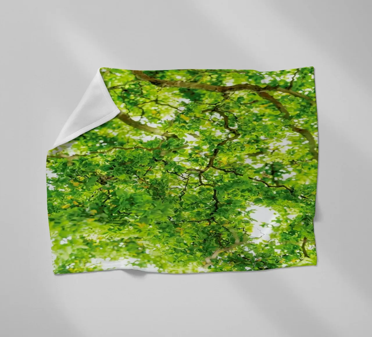 Hazel Tree coperta in pile da Curious Collections by Marielle Leenders