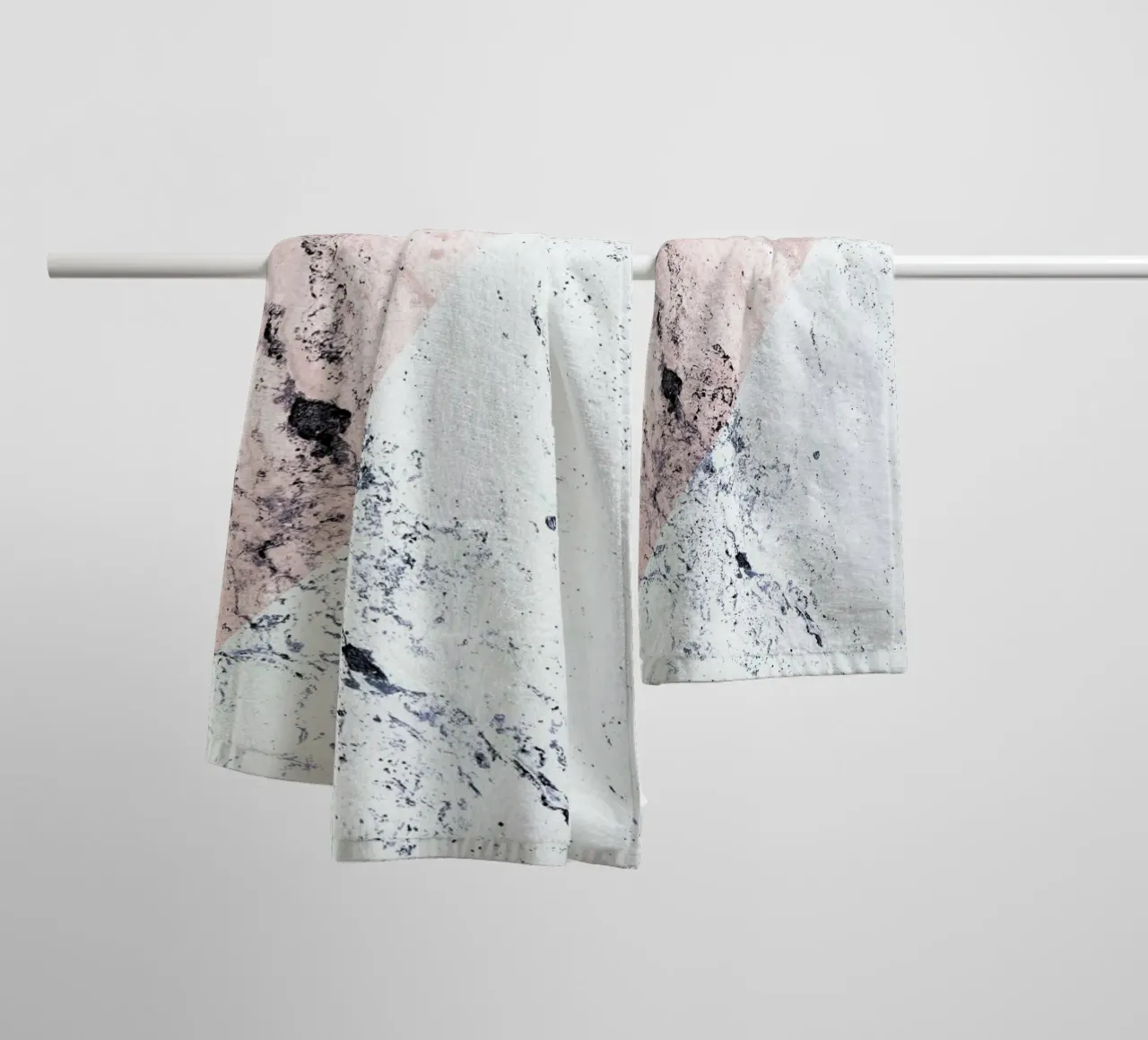Marmo Geo Rosa asciugamano da bagno da Monika Strigel