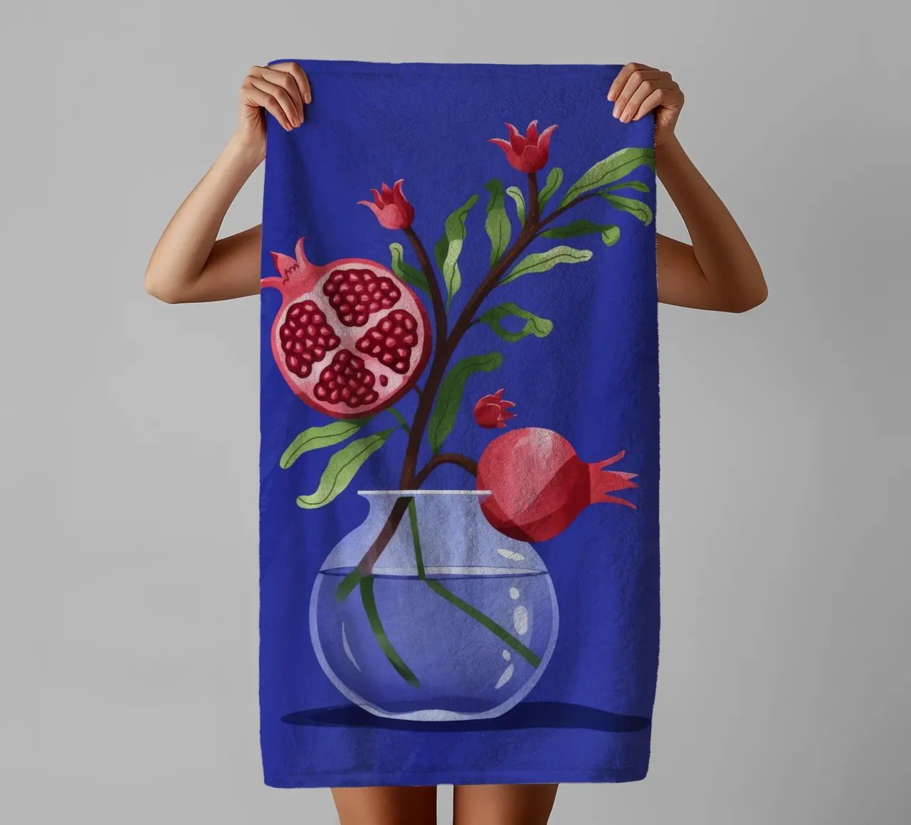 Vase mit Granatapfelzweig Handtuch von Demar Galleria
