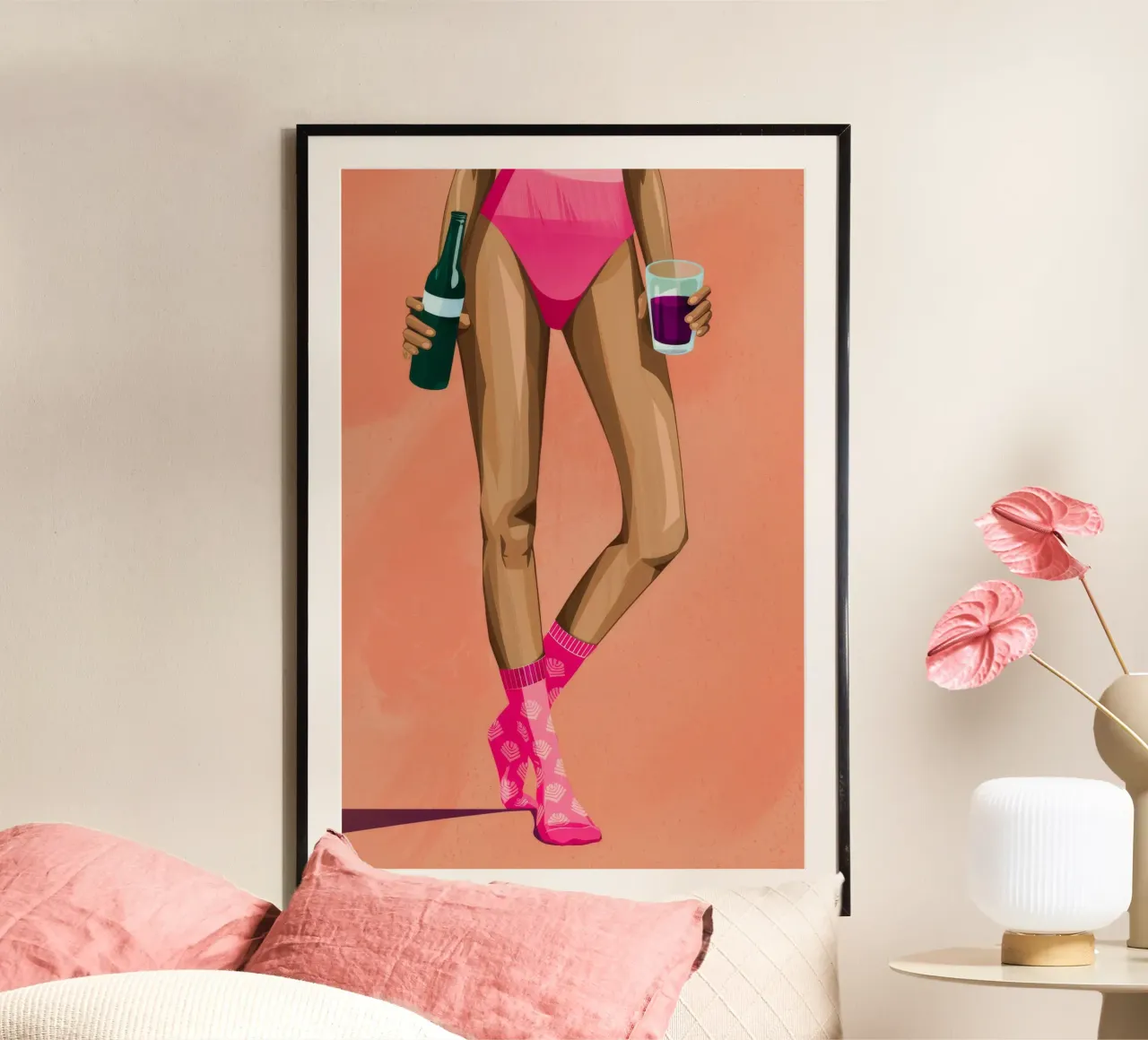 Pantaloncini rosa da bere poster con telaio in legno da Demar Galleria