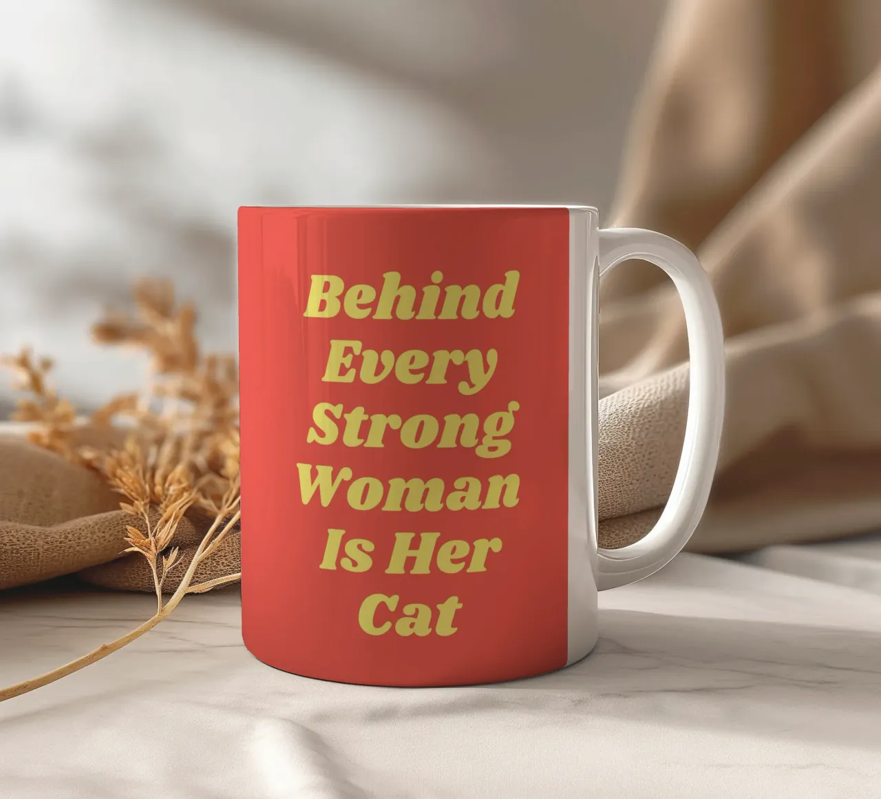 Dietro ogni donna forte c'è il suo gatto tazza in ceramica da Paigaam Studio