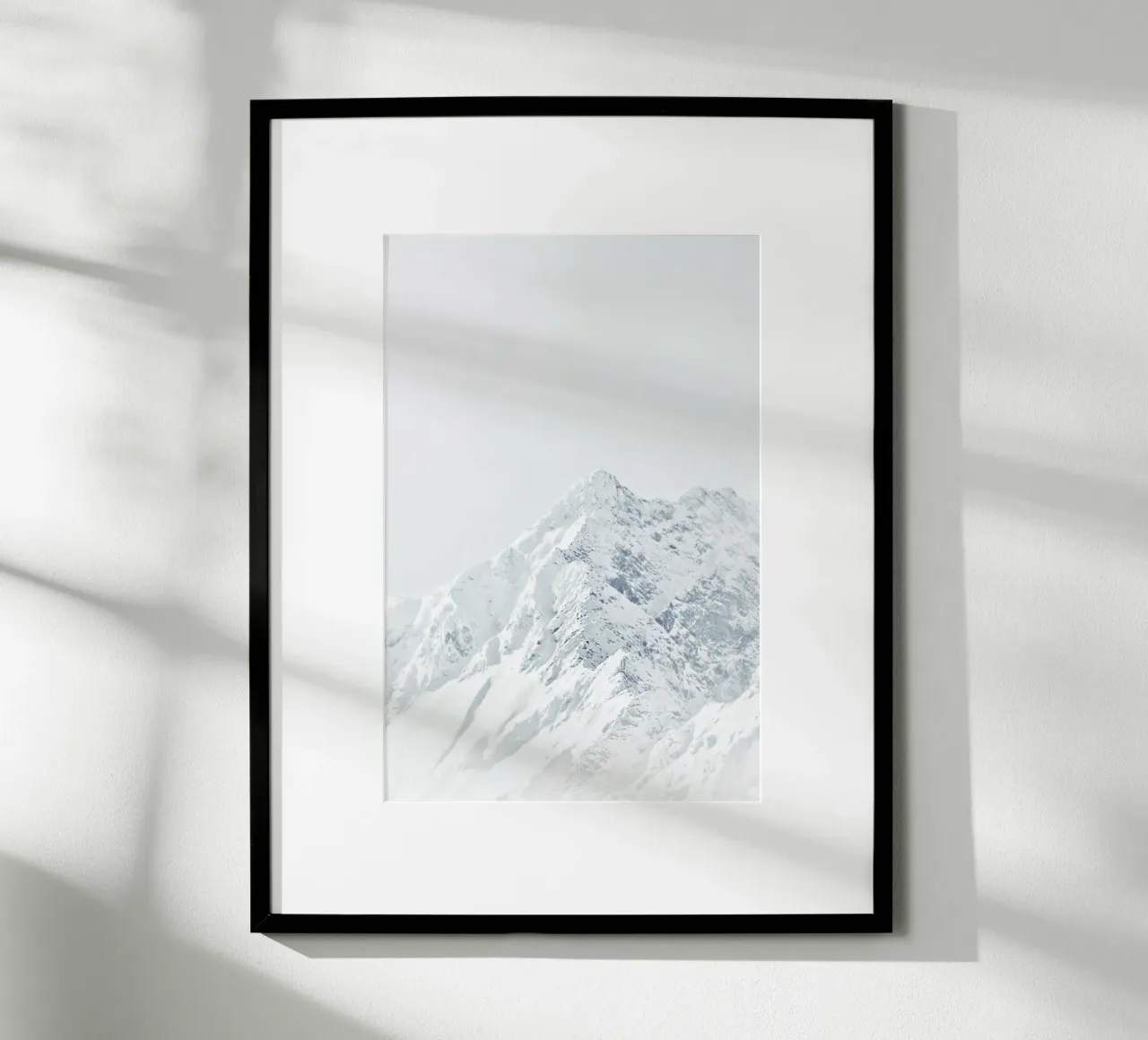 Montagna Bianca 2 poster con telaio in plastica da Monika Strigel