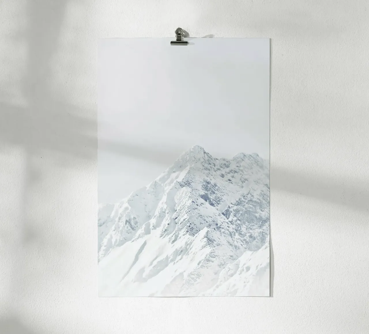 Montagna Bianca 2 poster con telaio in plastica da Monika Strigel
