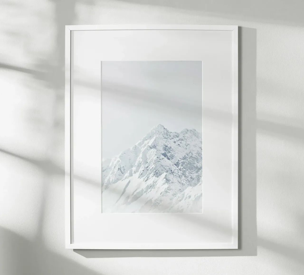 Montagna Bianca 2 poster con telaio in plastica da Monika Strigel