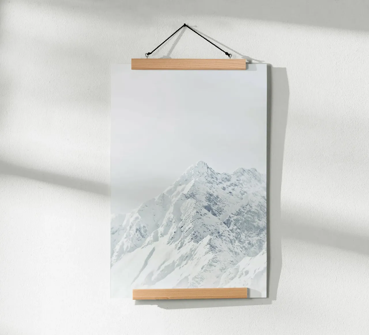 Montagna Bianca 2 poster con telaio in plastica da Monika Strigel