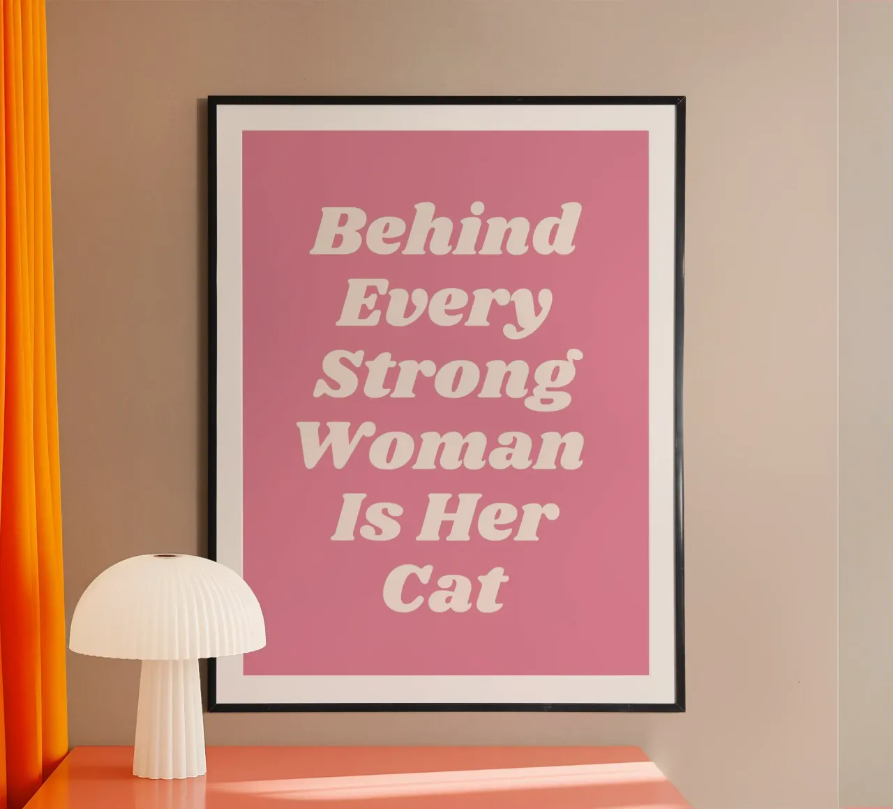 Hinter jeder starken Frau steht ihre Katze Zitat (Rosa Ton) Poster von Paigaam Studio