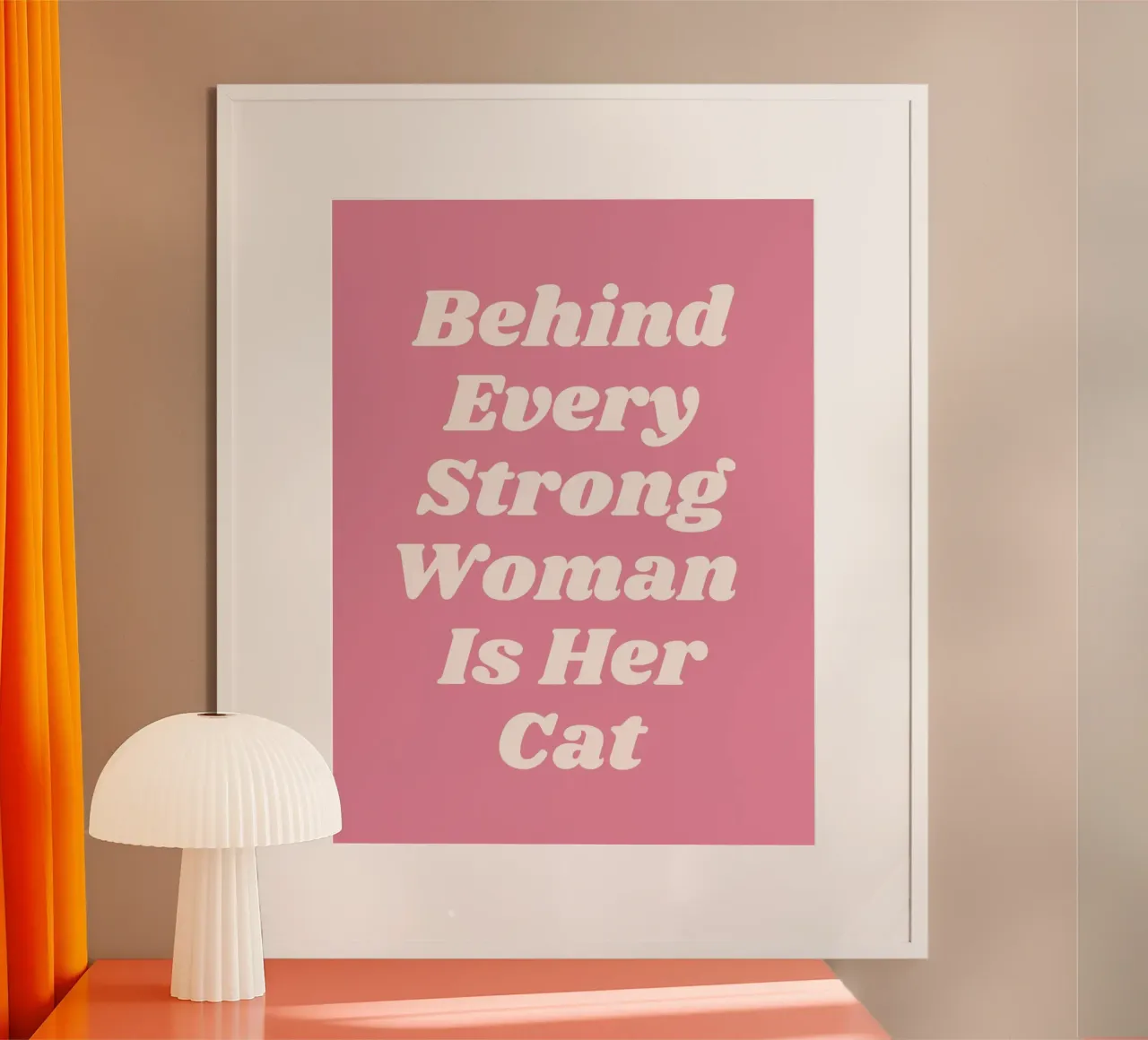 Hinter jeder starken Frau steht ihre Katze Zitat (Rosa Ton) Poster von Paigaam Studio