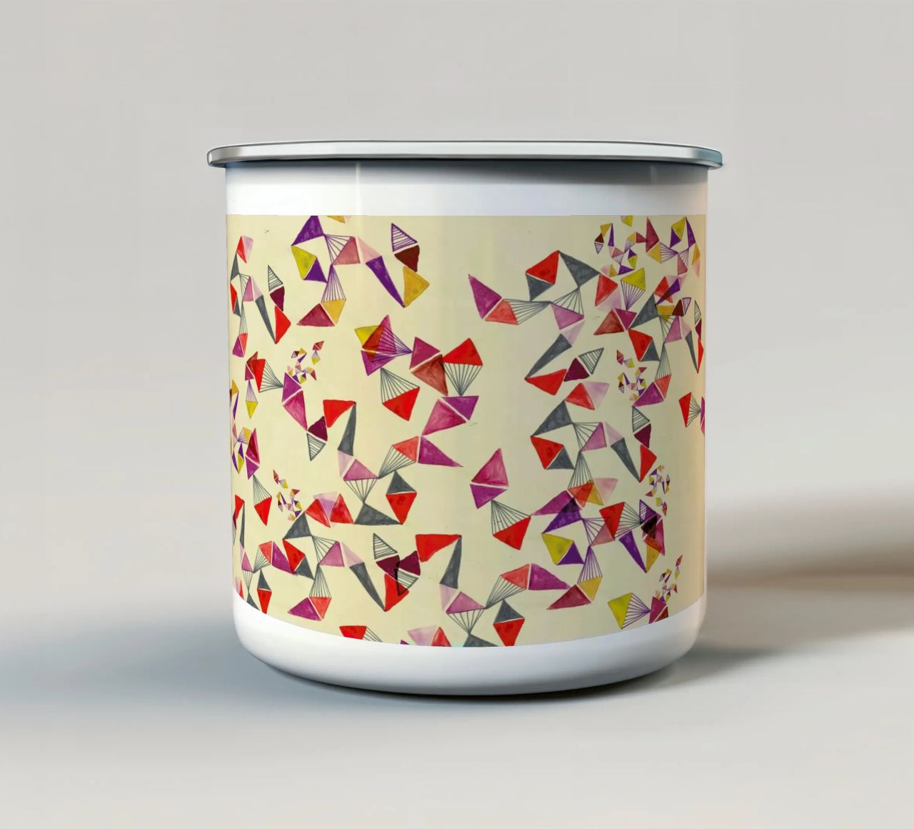 Watercolour triangles tazza in smalto da Vasare Nar