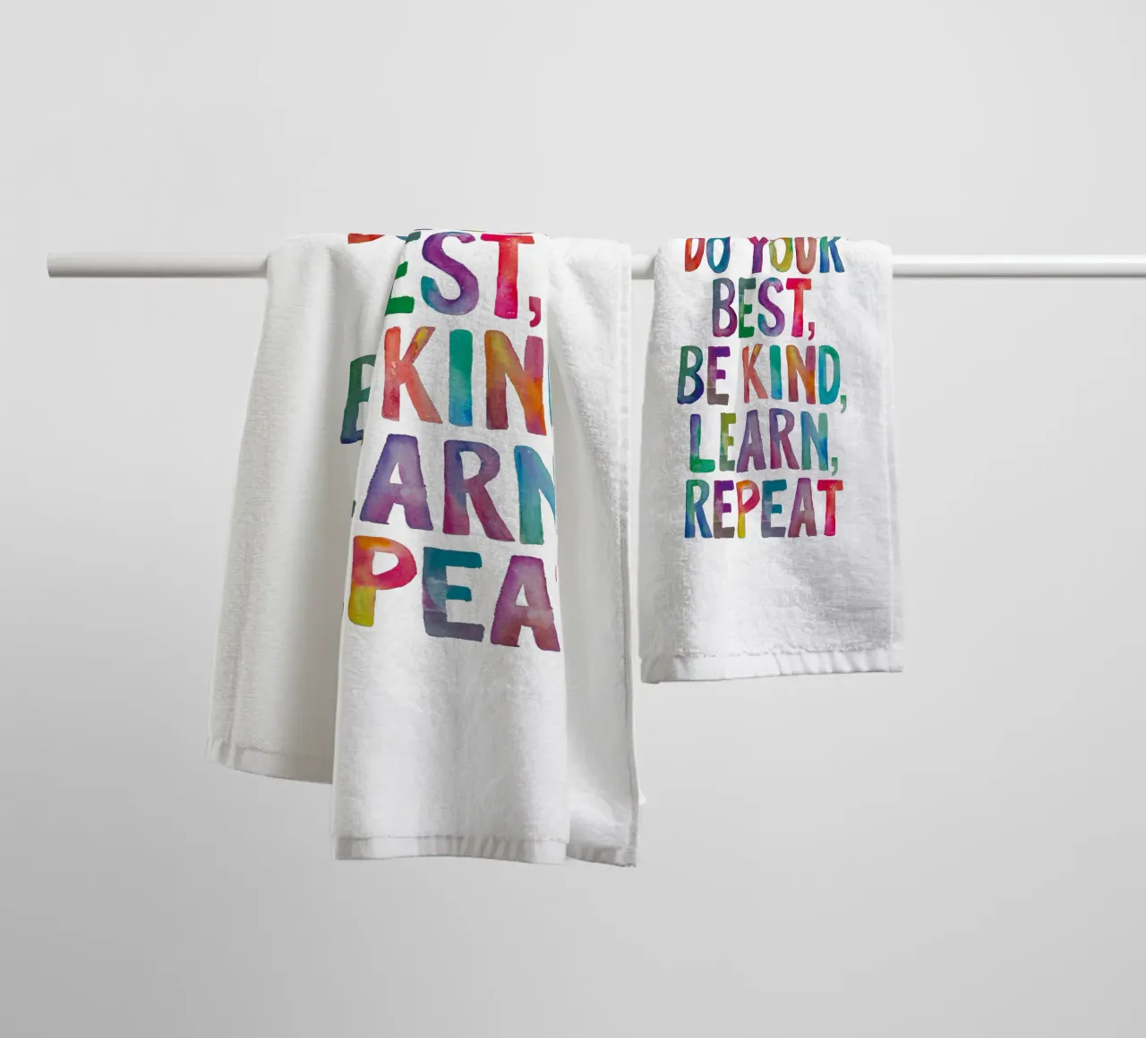Show Up Do Your Best Be Kind Learn Repeat Rainbow Typographie serviette de bain de THE MOTIVATED TYPE