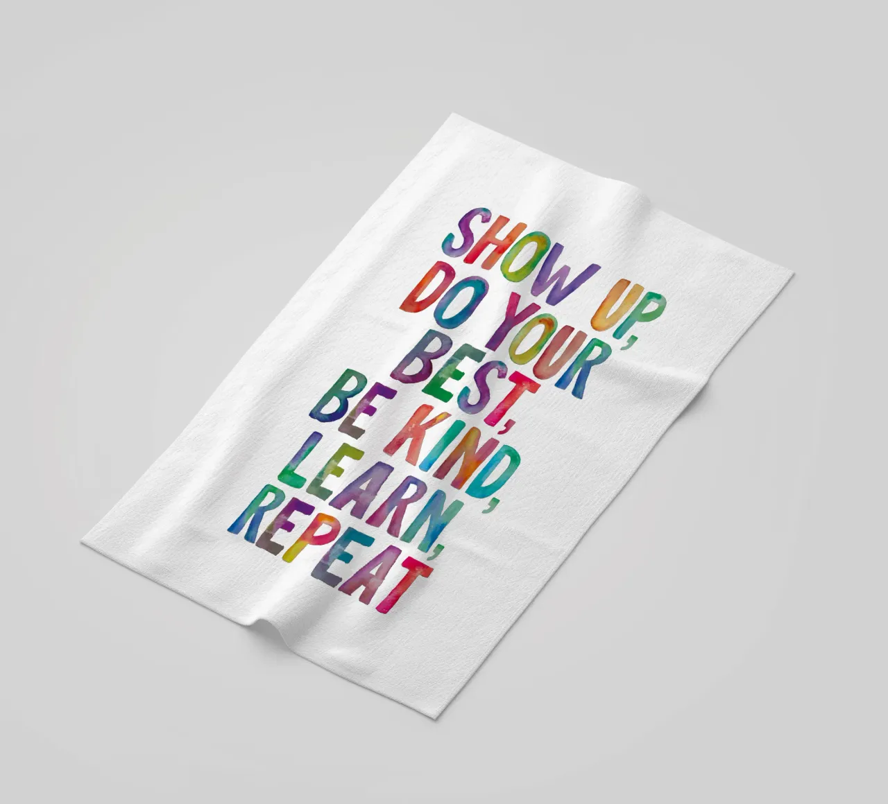 Zeigen Sie sich, geben Sie Ihr Bestes, seien Sie freundlich, lernen Sie, wiederholen Sie die Regenbogen-Typografie Strandtuch von THE MOTIVATED TYPE