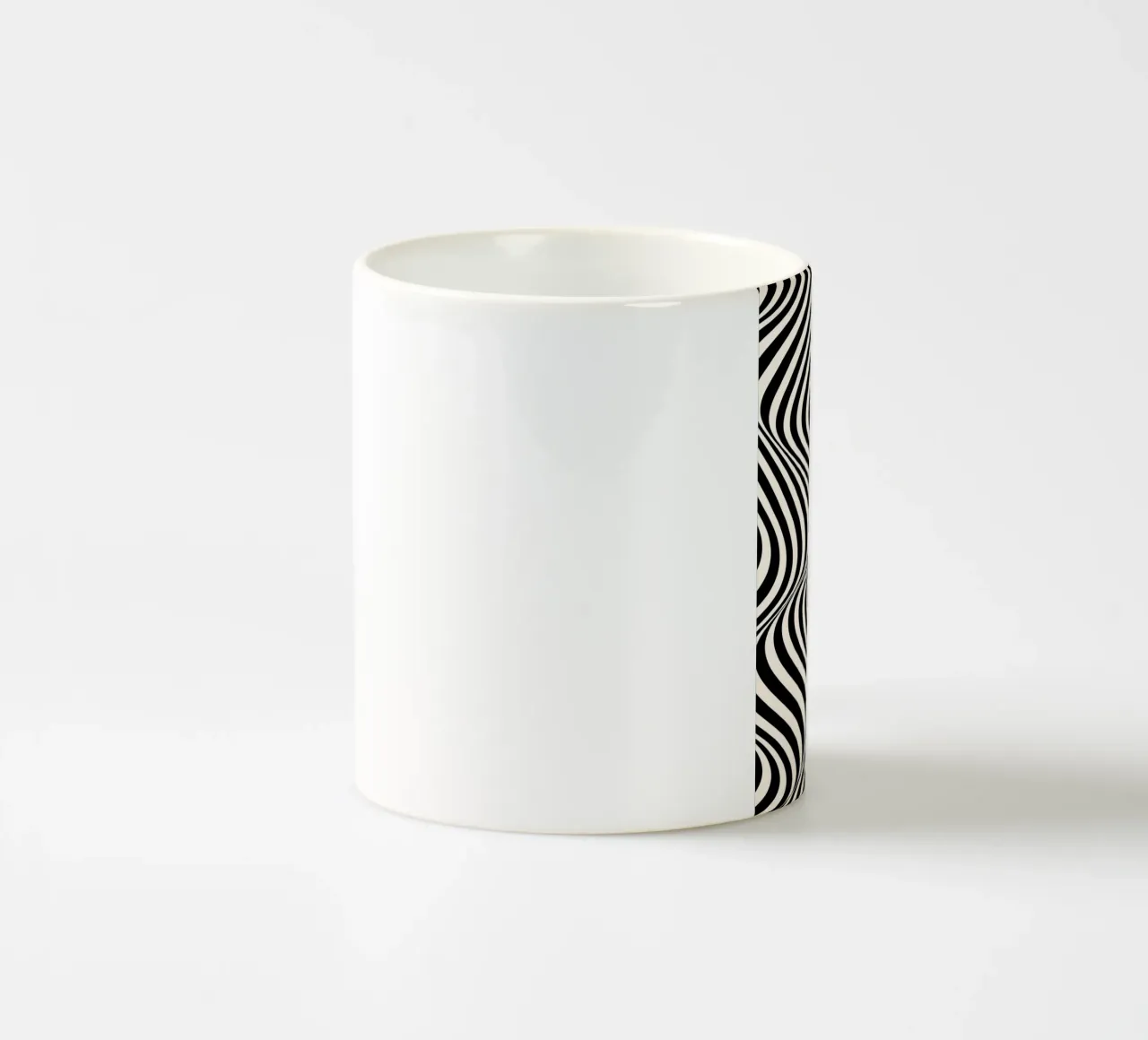 "Wavelength" – Black & White Optical Illusion Print tazza in ceramica da PrintCessStudio
