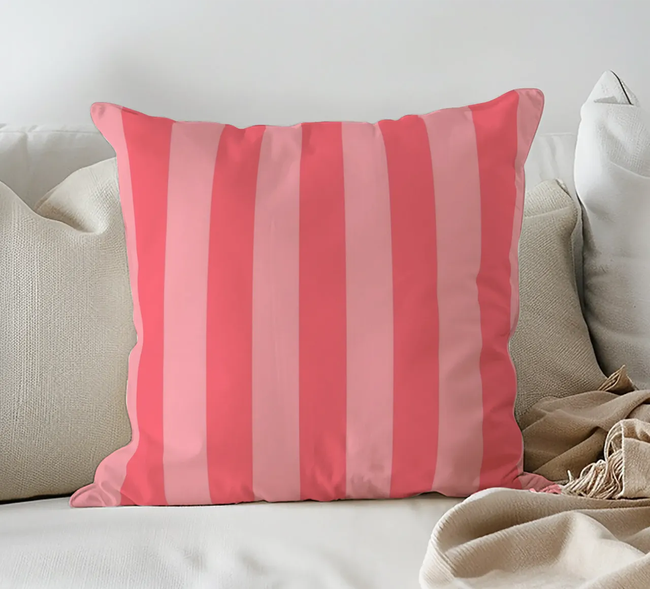 "Modern Stripes" – Bold Red & Pink Geometric Print cuscino da PrintCessStudio