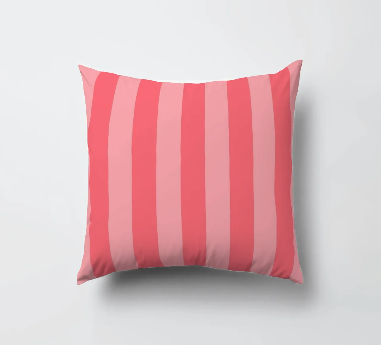 "Modern Stripes" – Bold Red & Pink Geometric Print cuscino da PrintCessStudio