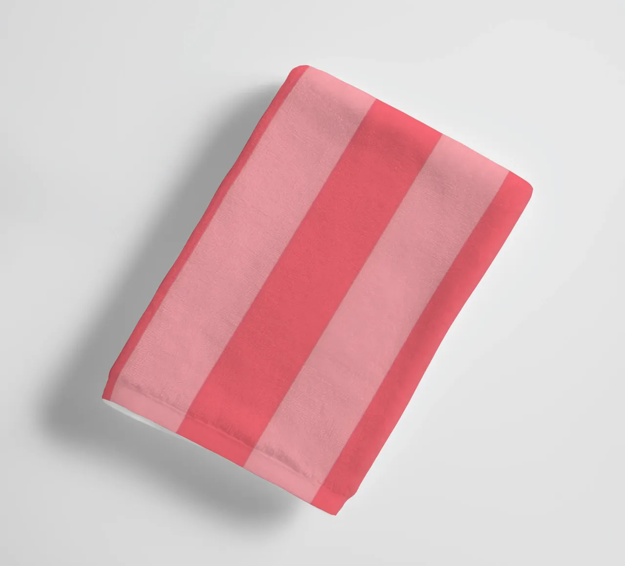 "Modern Stripes" – Bold Red & Pink Geometric Print asciugamano da bagno da PrintCessStudio