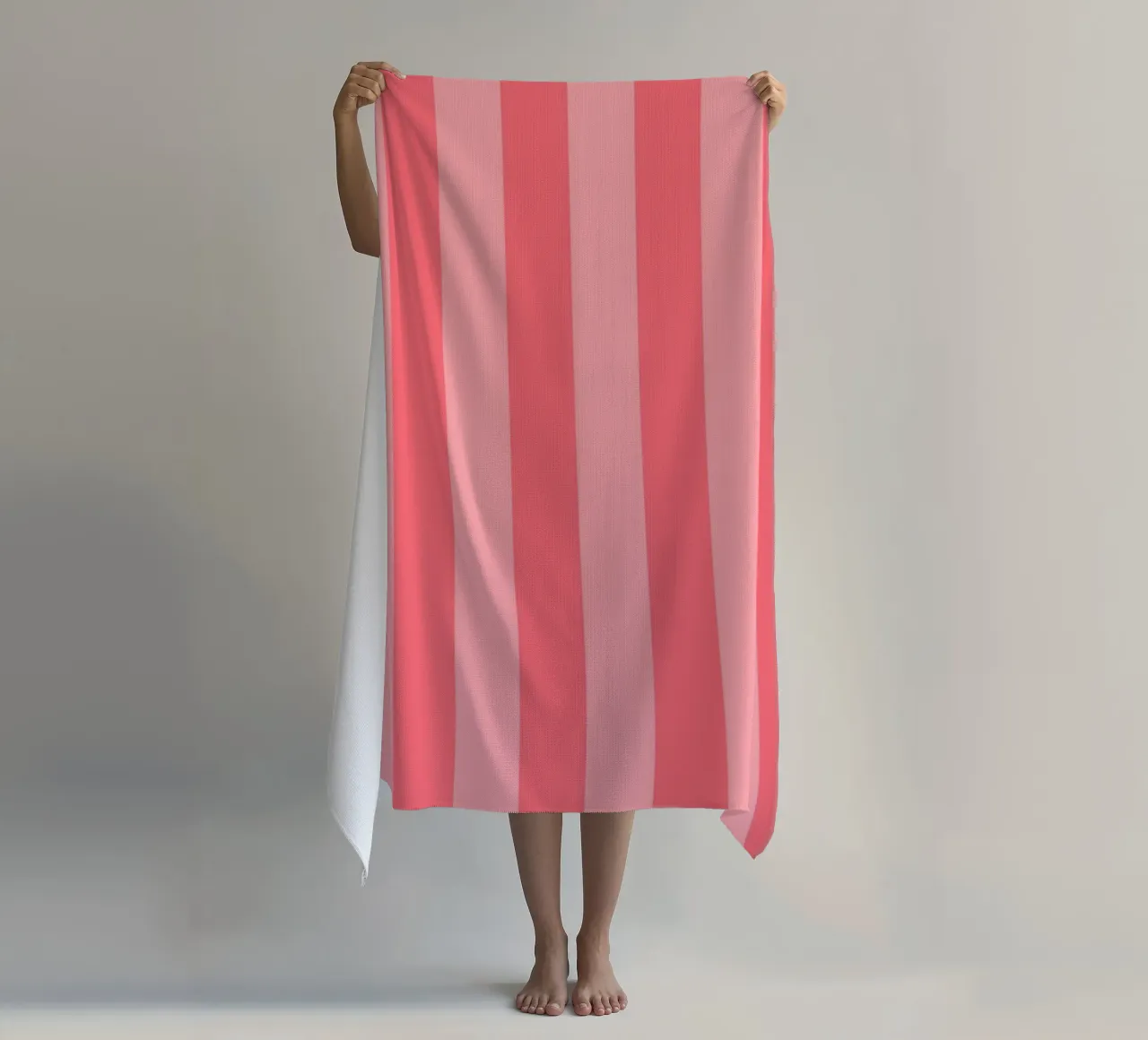 "Modern Stripes" – Bold Red & Pink Geometric Print telo mare da PrintCessStudio