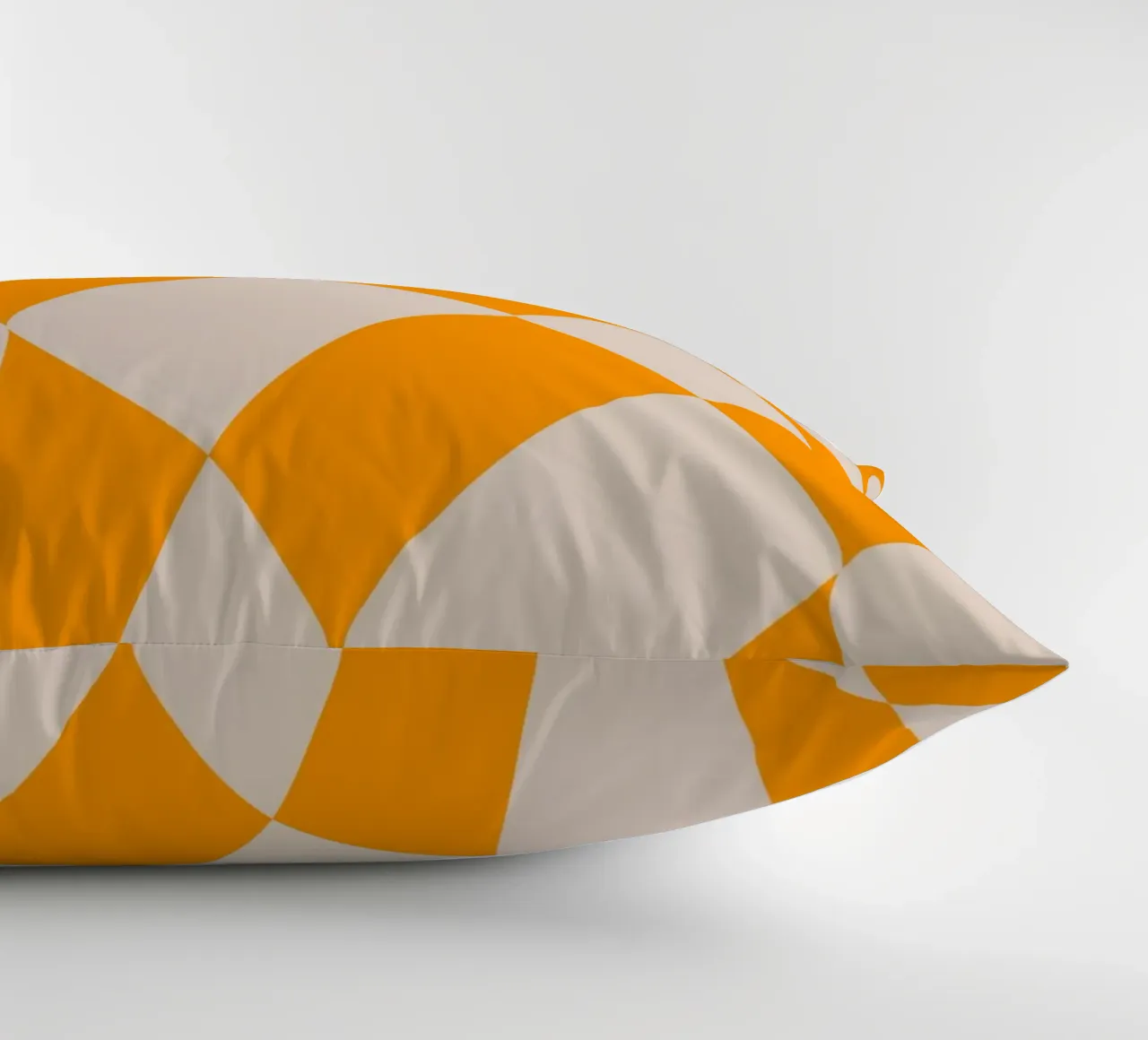 "Checkerboard Glow" – Orange & Beige Checkered Print cuscino da PrintCessStudio