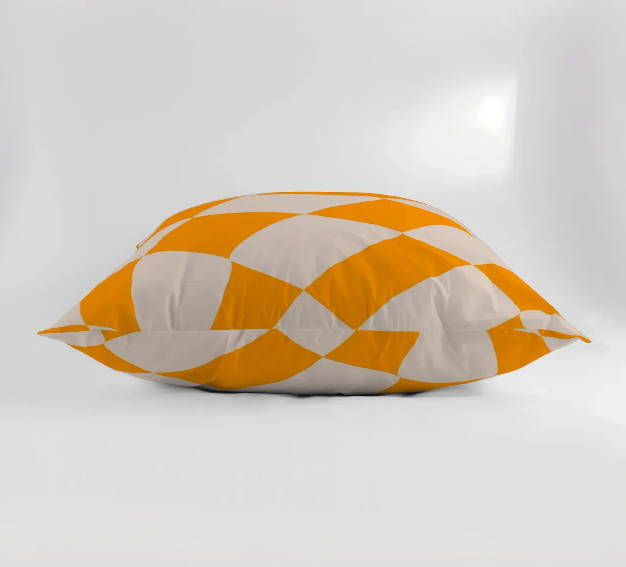"Checkerboard Glow" – Orange & Beige Checkered Print cuscino da PrintCessStudio