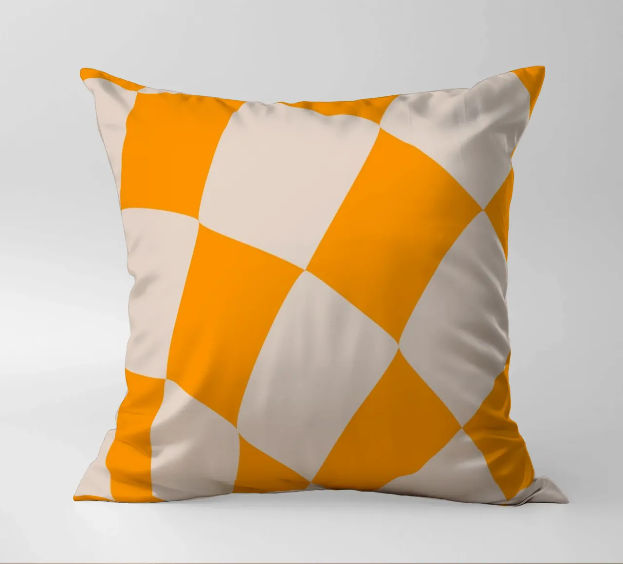 "Checkerboard Glow" – Orange & Beige Checkered Print cuscino da PrintCessStudio