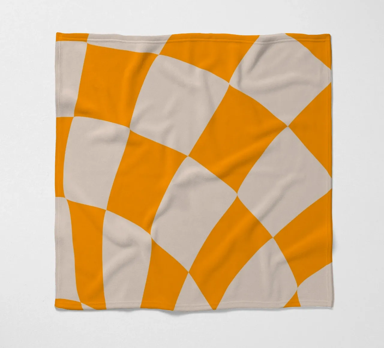 "Checkerboard Glow" – Orange & Beige Checkered Print coperta in pile da PrintCessStudio