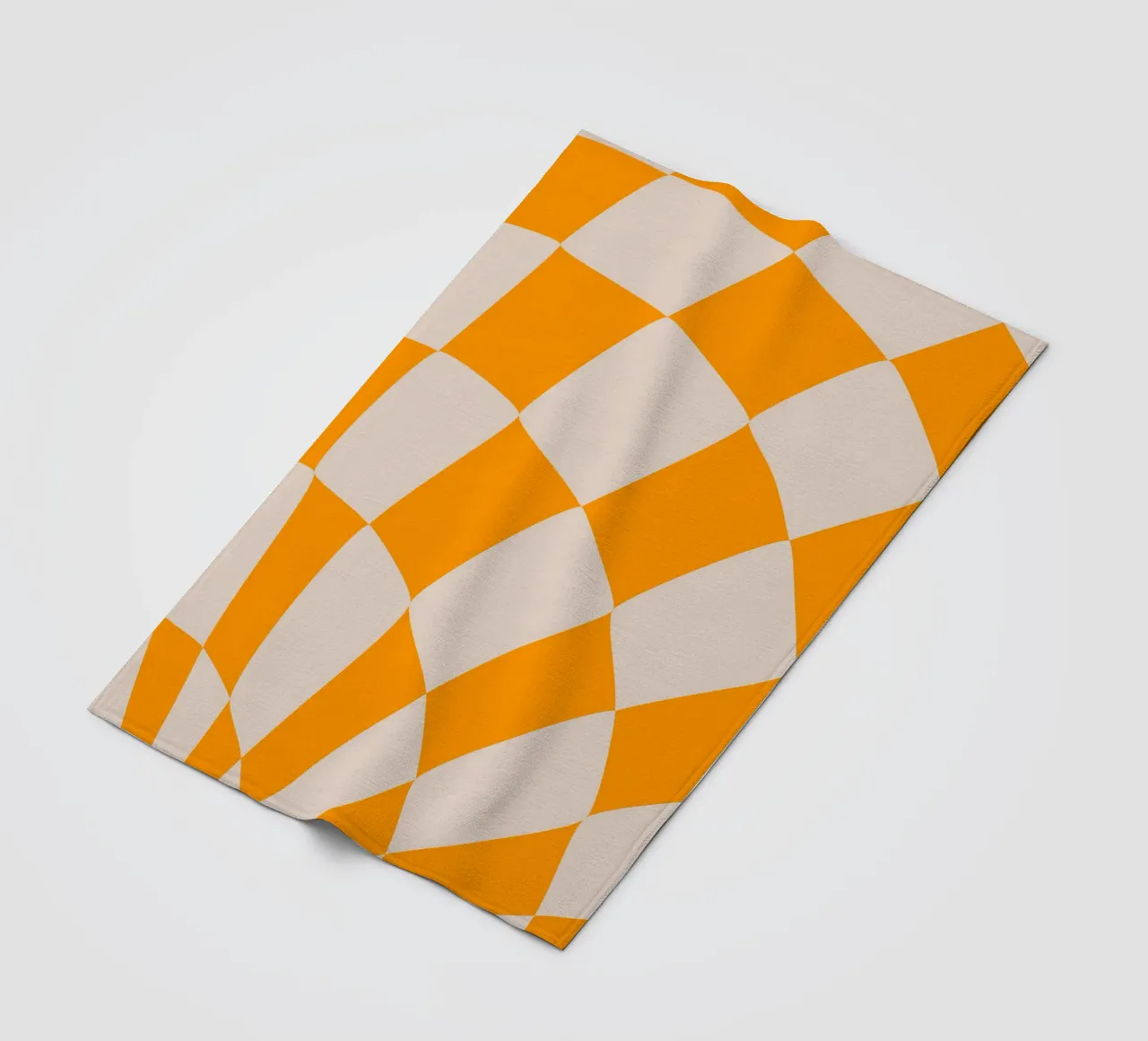 "Checkerboard Glow" – Orange & Beige Checkered Print coperta in pile da PrintCessStudio