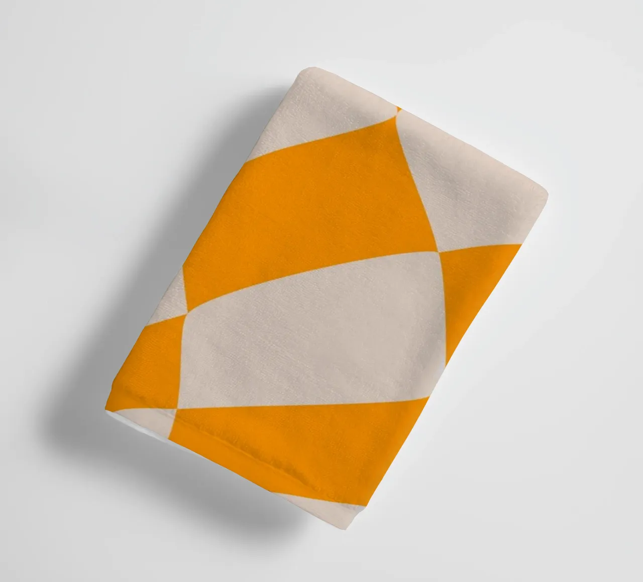 "Checkerboard Glow" – Orange & Beige Checkered Print asciugamano da bagno da PrintCessStudio