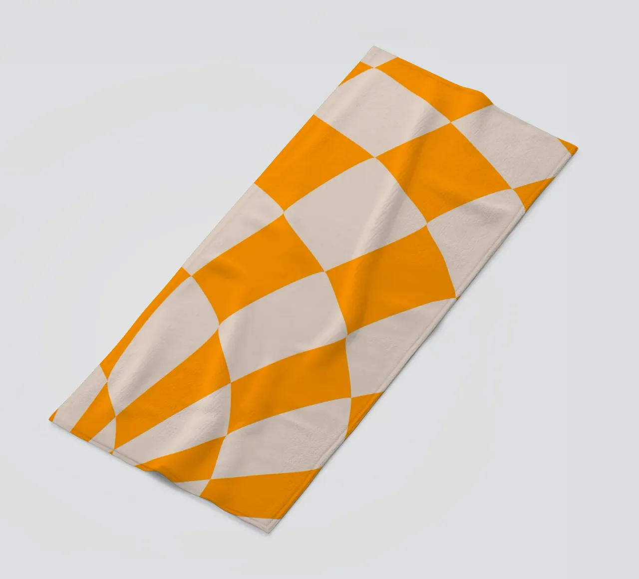"Checkerboard Glow" – Orange & Beige Checkered Print telo mare da PrintCessStudio