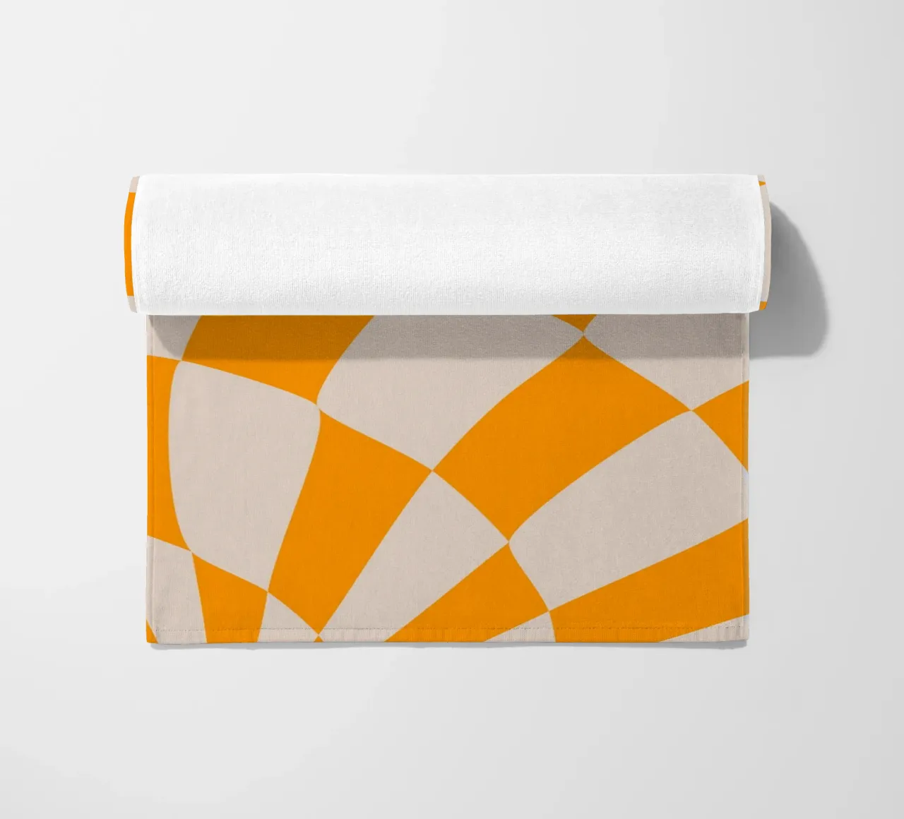"Checkerboard Glow" – Orange & Beige Checkered Print telo mare da PrintCessStudio