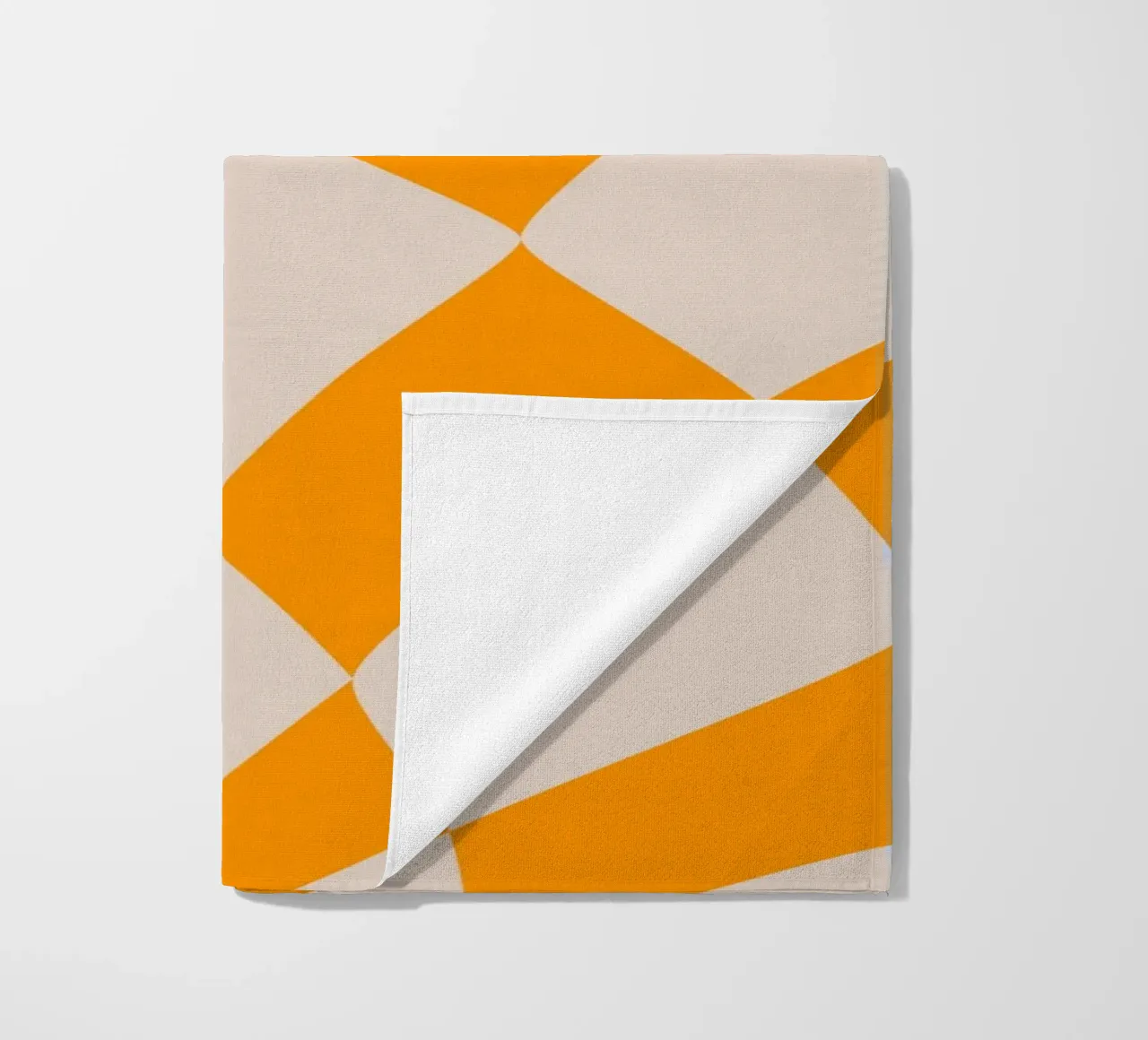 "Checkerboard Glow" – Orange & Beige Checkered Print telo mare da PrintCessStudio
