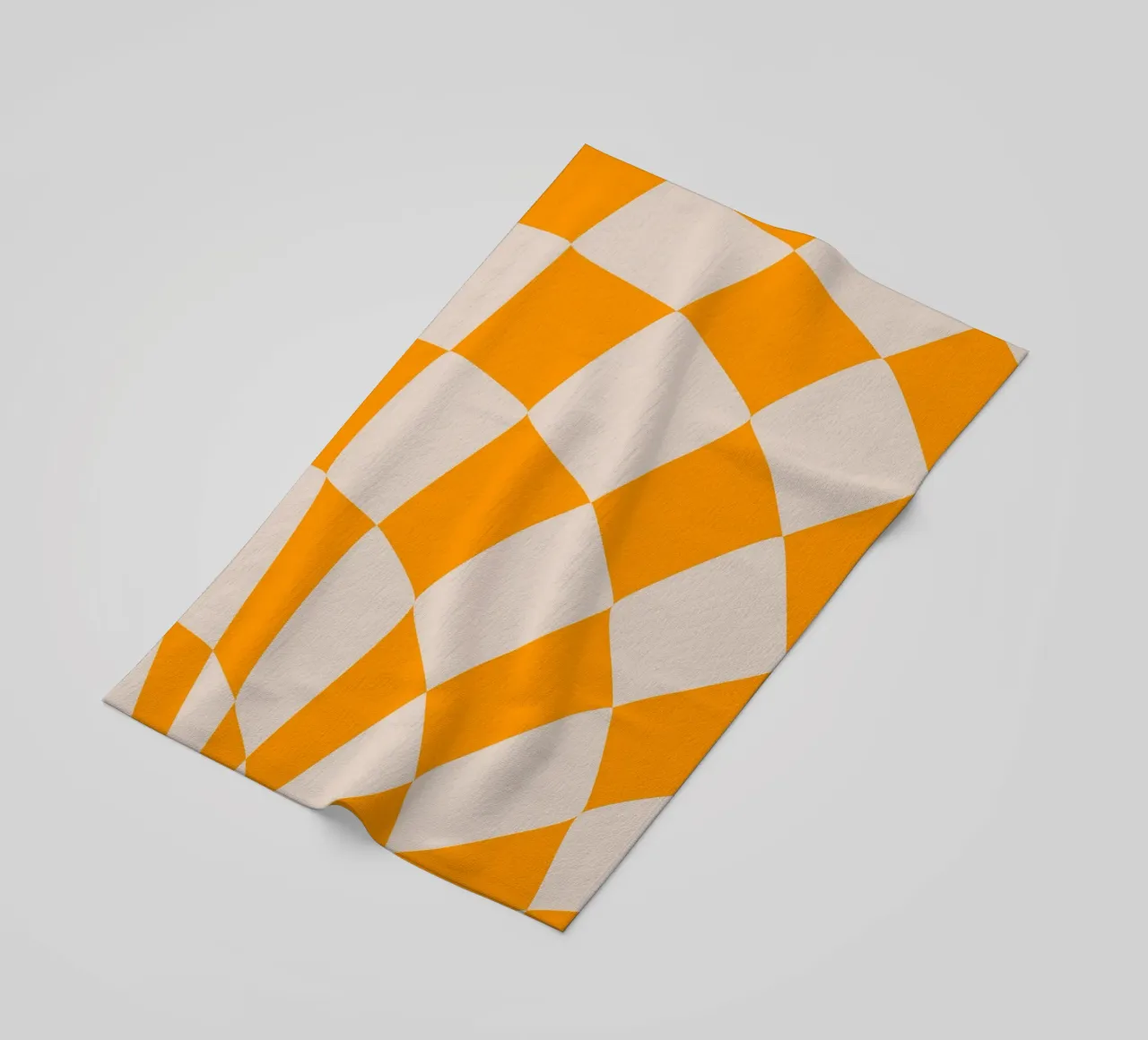 "Checkerboard Glow" – Orange & Beige Checkered Print telo mare da PrintCessStudio