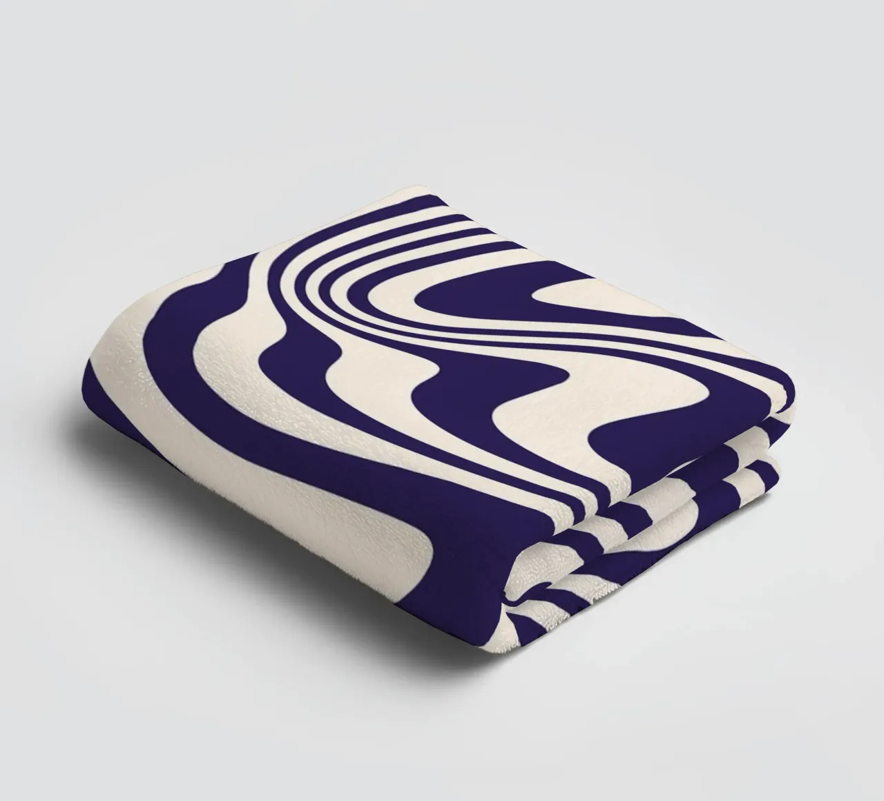 "Hypnotic Flow" – Bue & White Wavy Optical Print asciugamano da bagno da PrintCessStudio