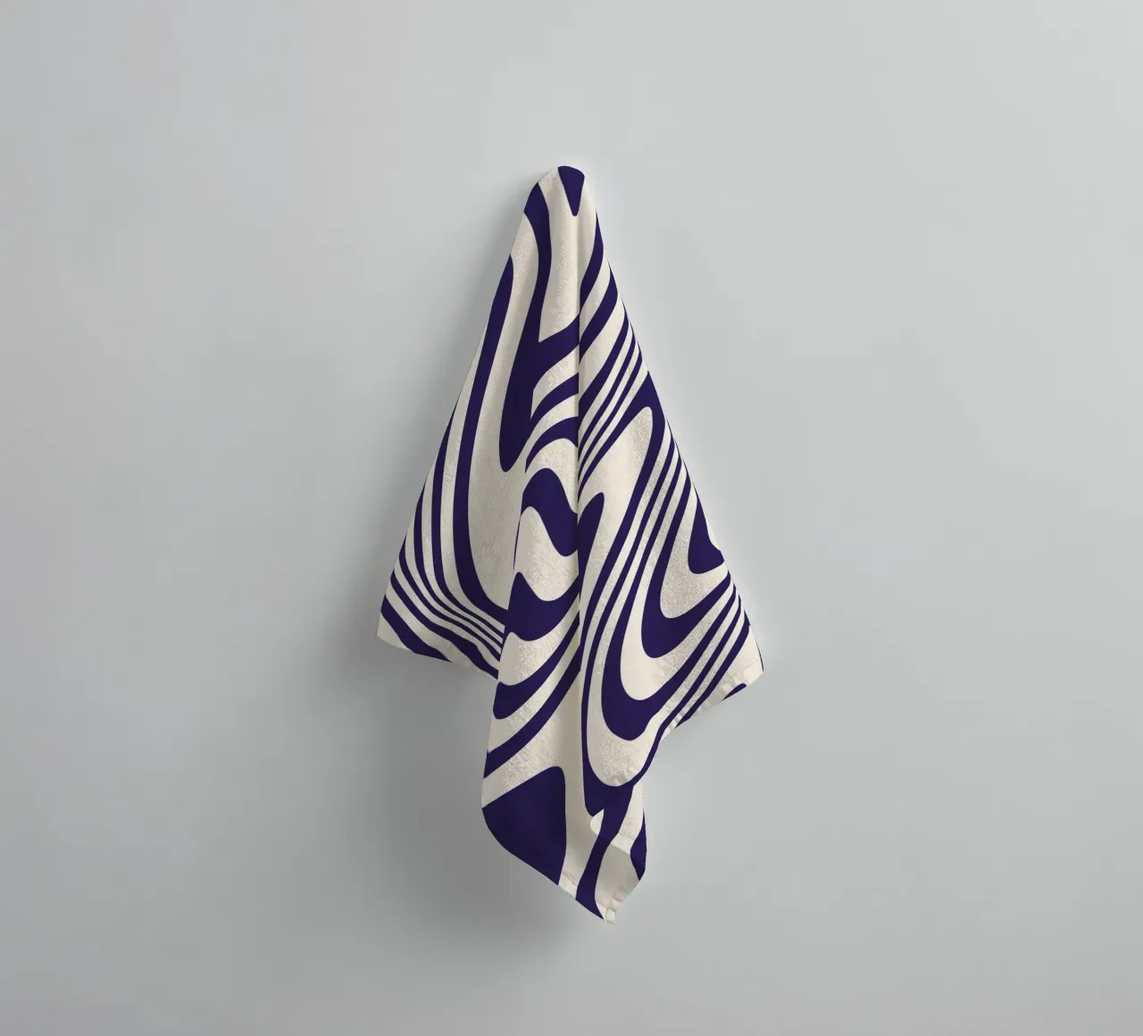 "Hypnotic Flow" – Bue & White Wavy Optical Print asciugamano da bagno da PrintCessStudio