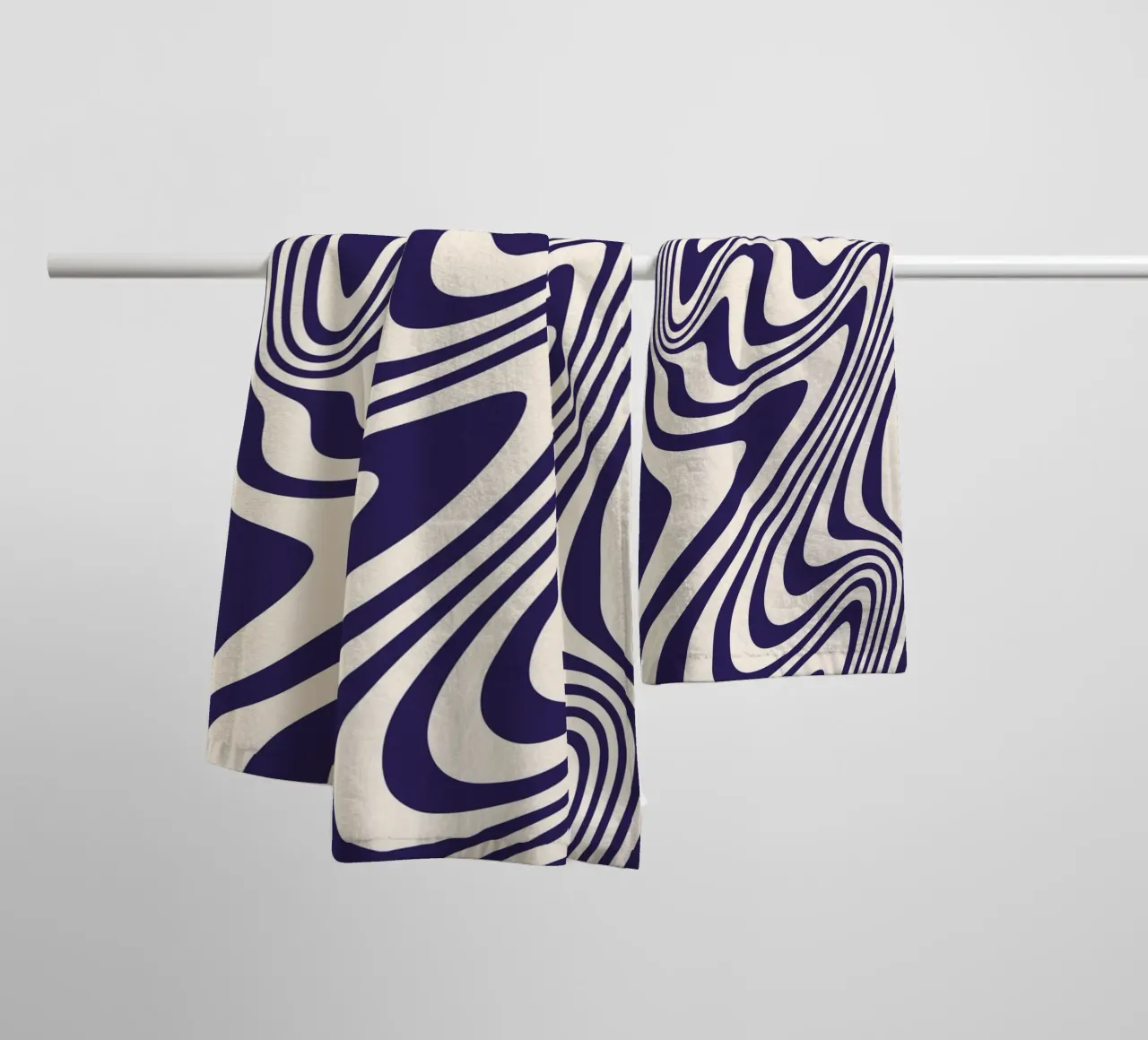 "Hypnotic Flow" – Bue & White Wavy Optical Print asciugamano da bagno da PrintCessStudio