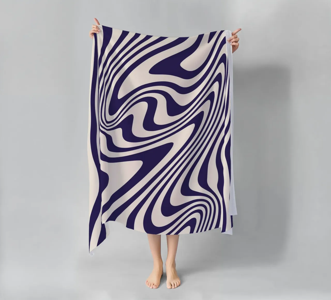 "Hypnotic Flow" – Bue & White Wavy Optical Print telo mare da PrintCessStudio
