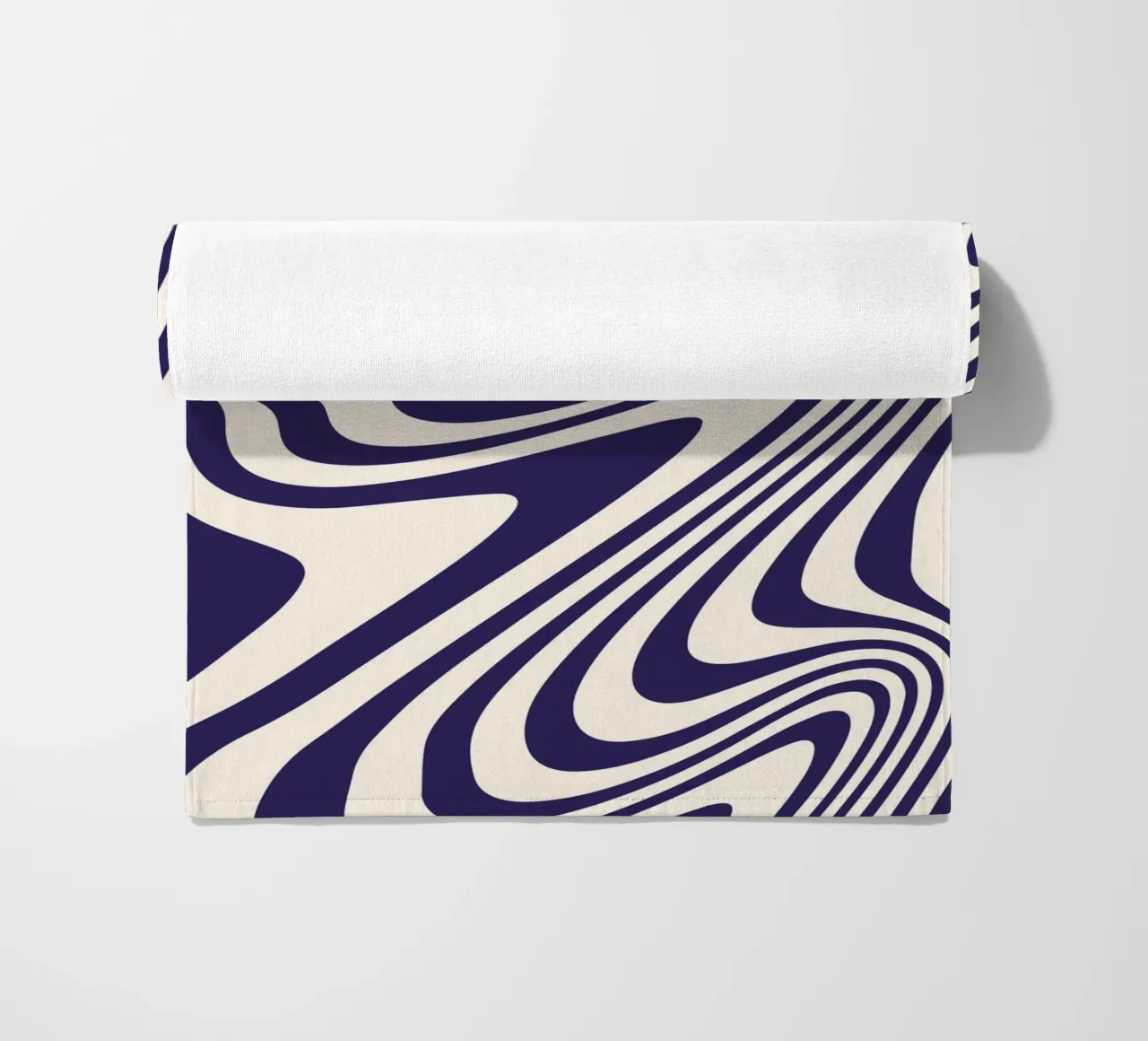 "Hypnotic Flow" – Bue & White Wavy Optical Print telo mare da PrintCessStudio