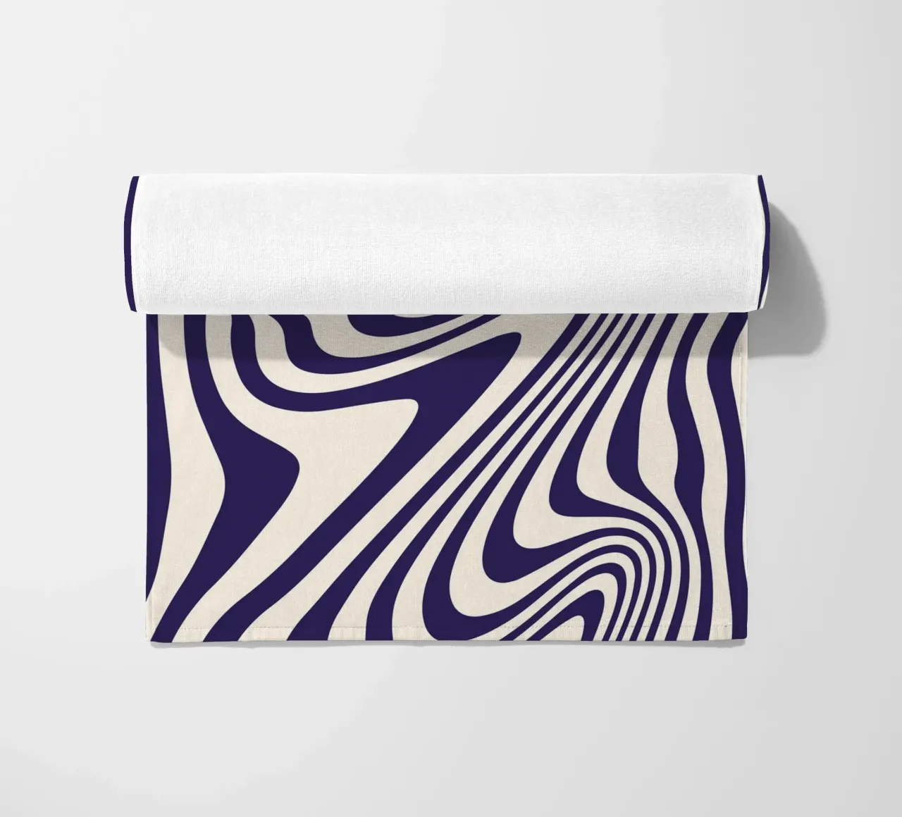 "Hypnotic Flow" – Bue & White Wavy Optical Print telo mare da PrintCessStudio