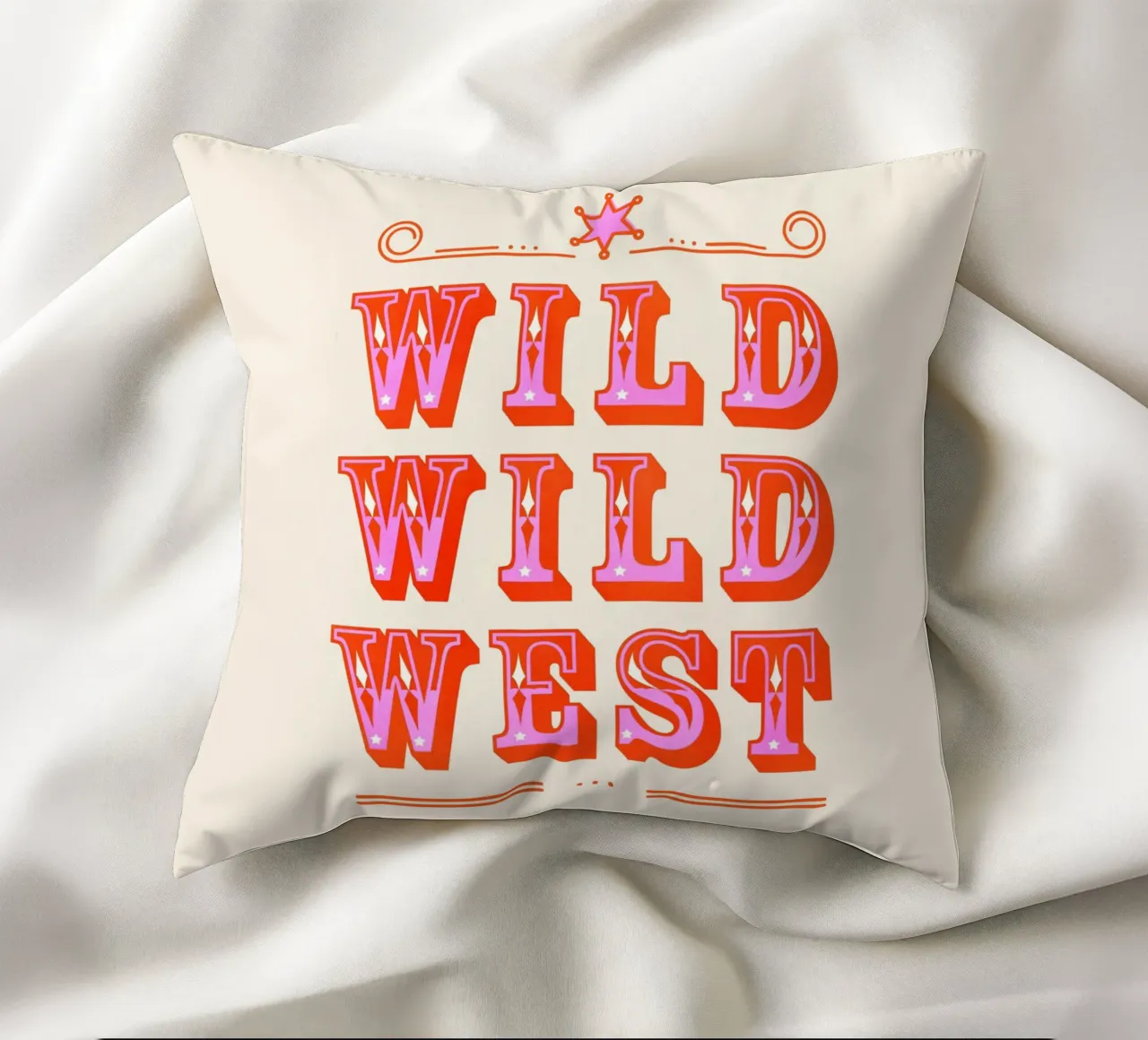 Retro Wild West Typography Art in Pink cuscino da showmemars