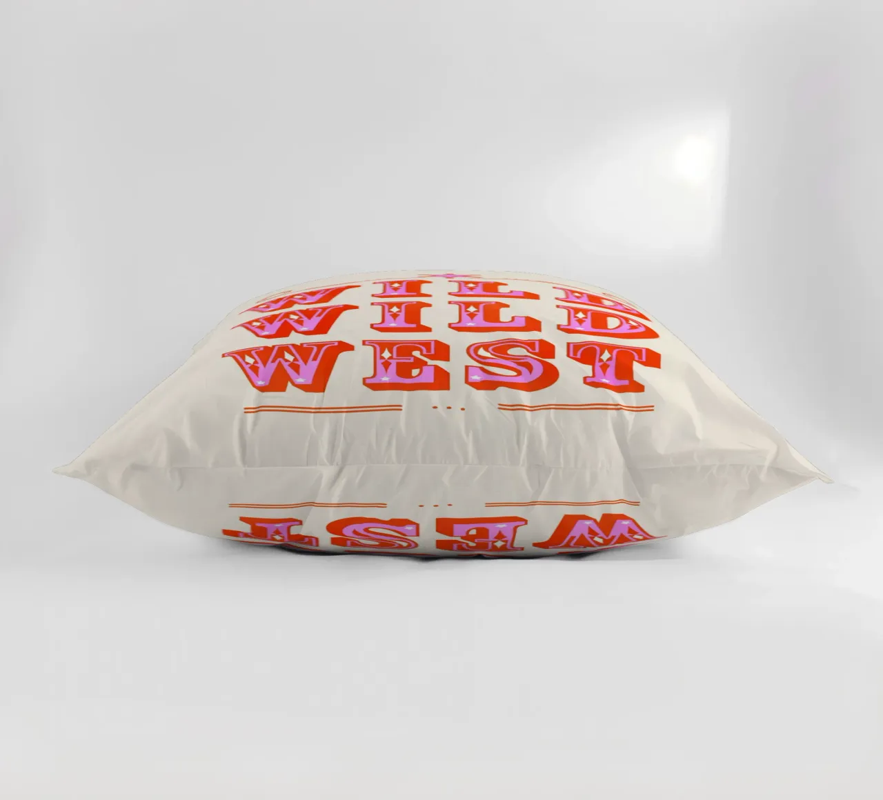Retro Wild West Typography Art in Pink cuscino da showmemars