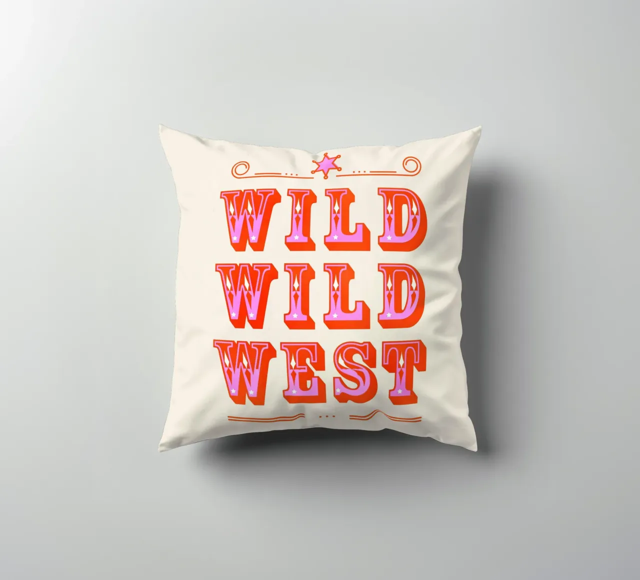 Retro Wild West Typography Art in Pink cuscino da showmemars