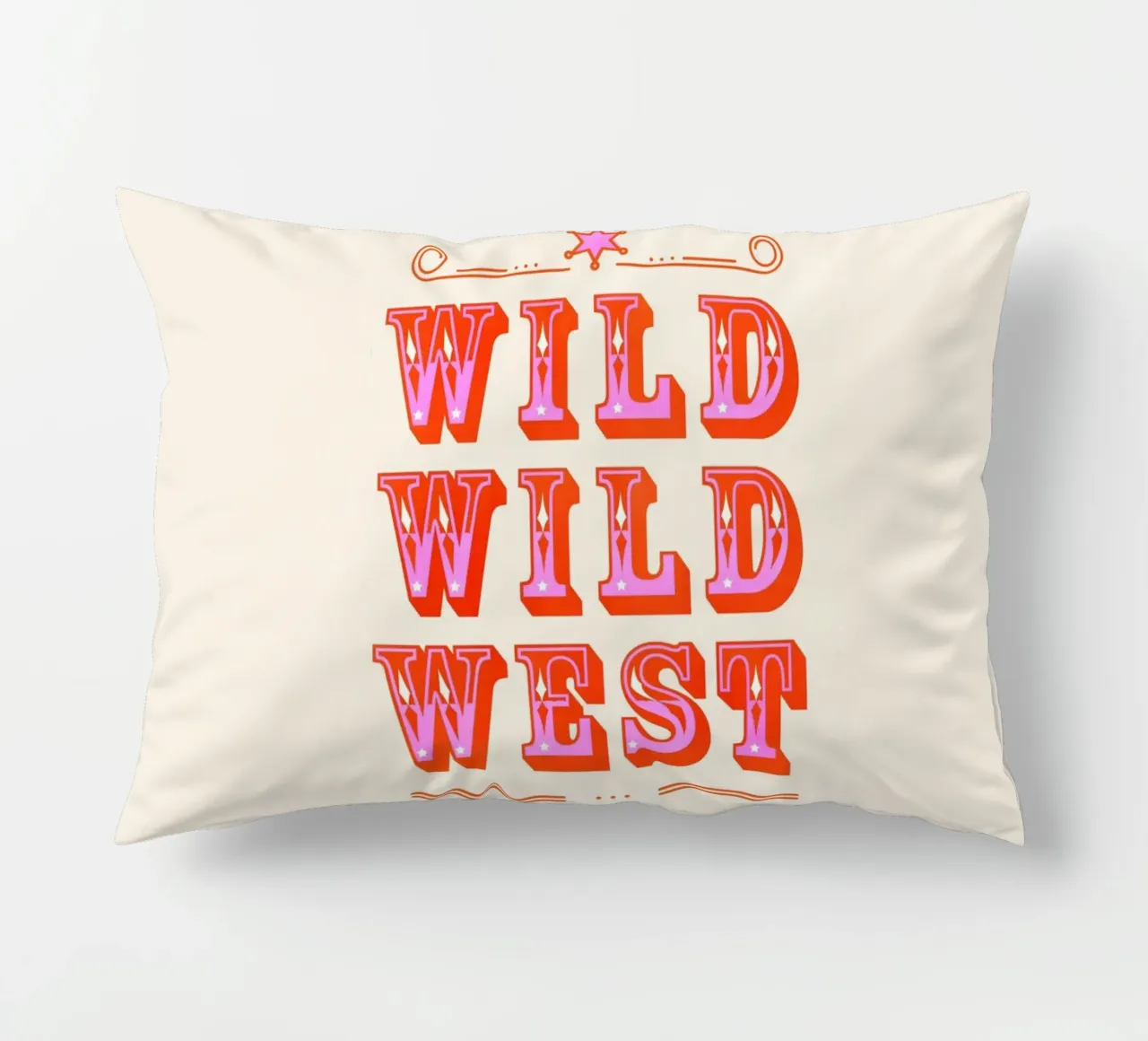 Retro Wild West Typography Art in Pink cuscino da showmemars