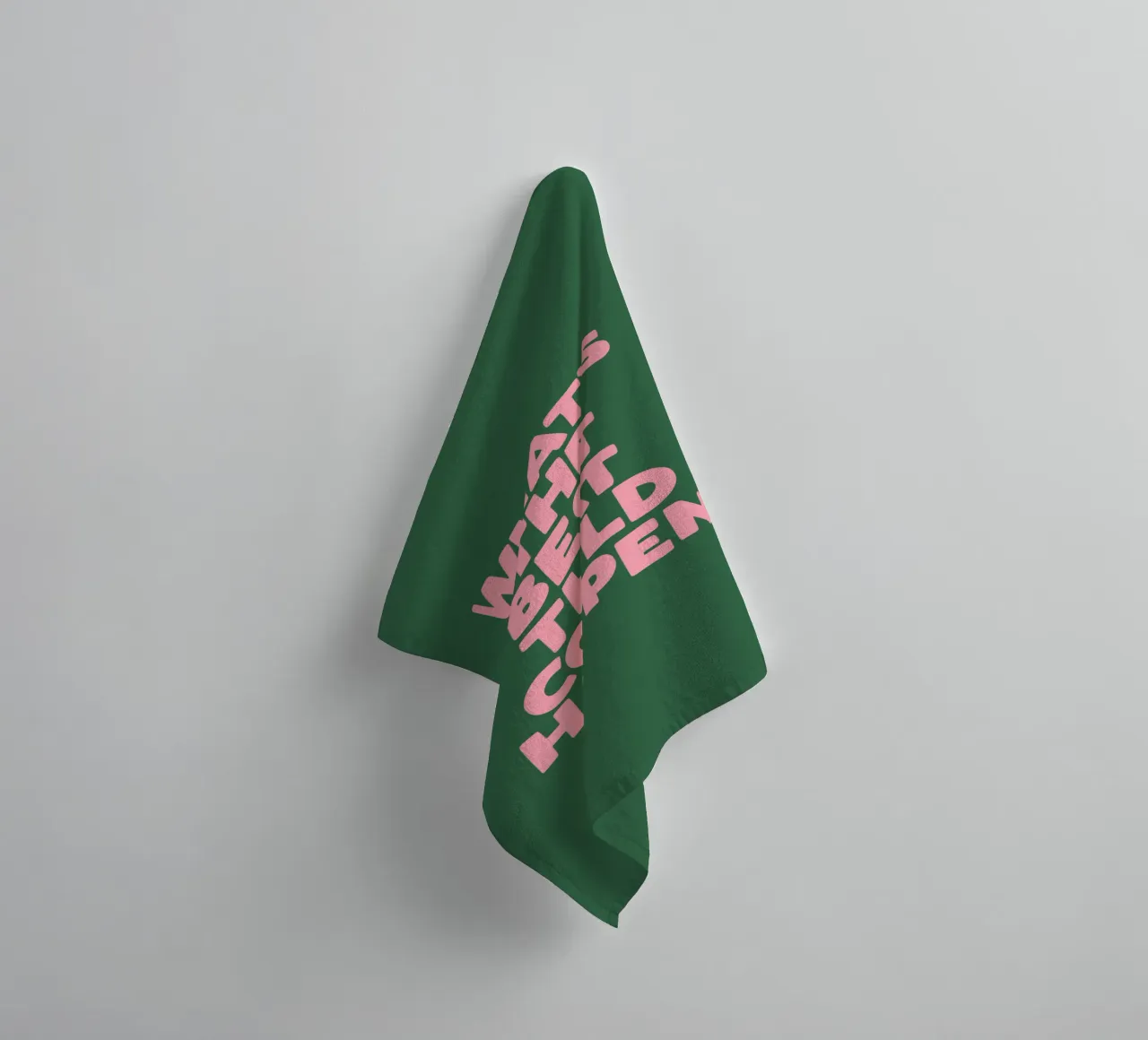 Tipografia What's The Best That Could Happen in Rosa Verde asciugamano da bagno da THE MOTIVATED TYPE
