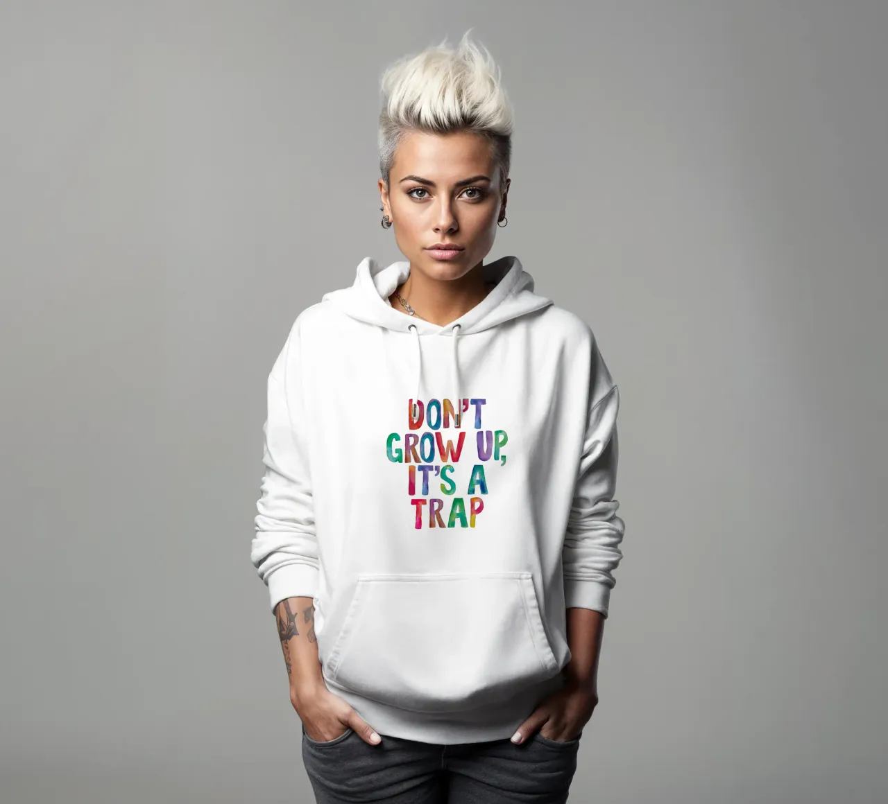 Non crescere è una trappola Design tipografico arcobaleno felpa con cappuccio da THE MOTIVATED TYPE