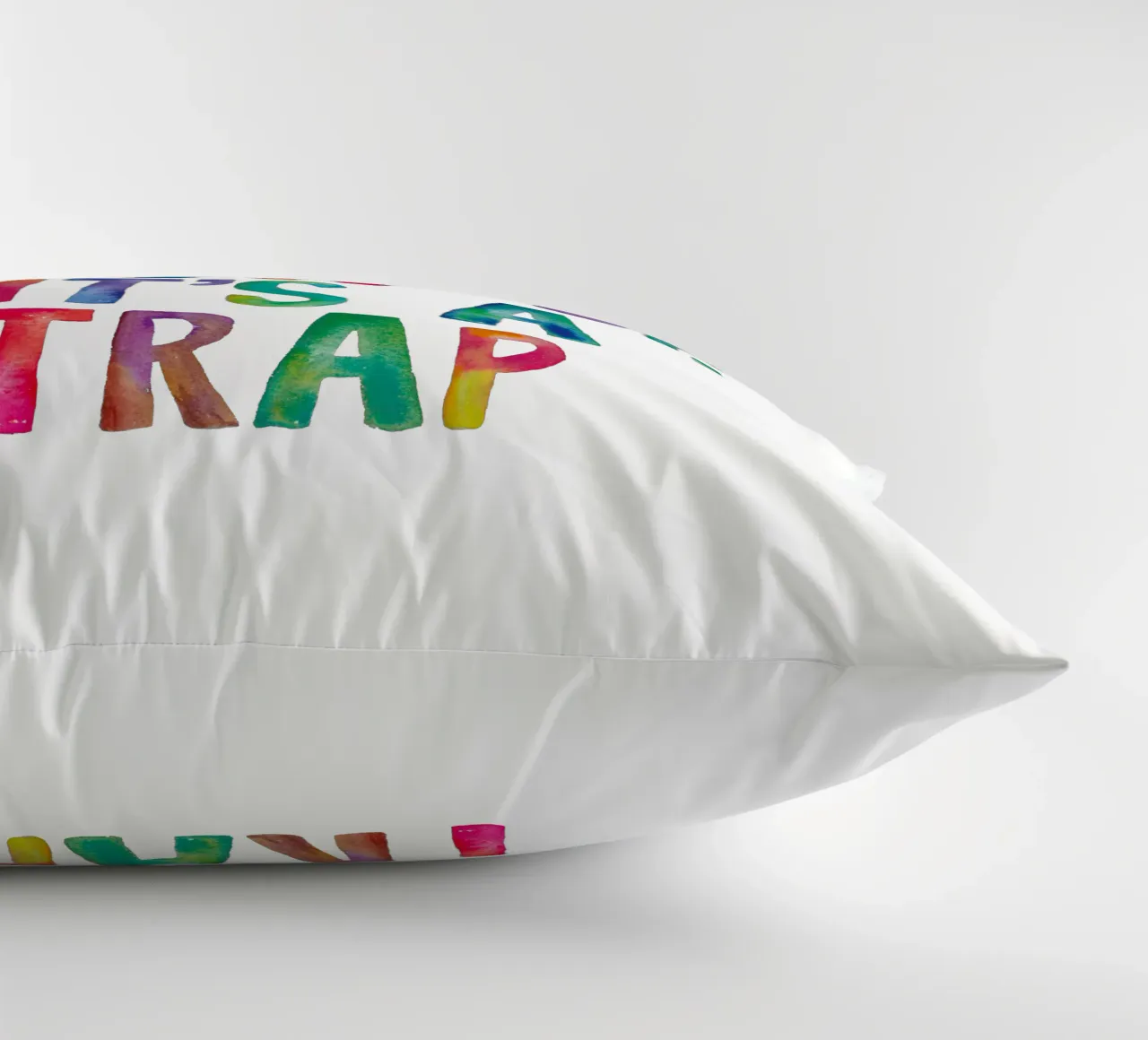 Non crescere è una trappola Design tipografico arcobaleno cuscino da THE MOTIVATED TYPE