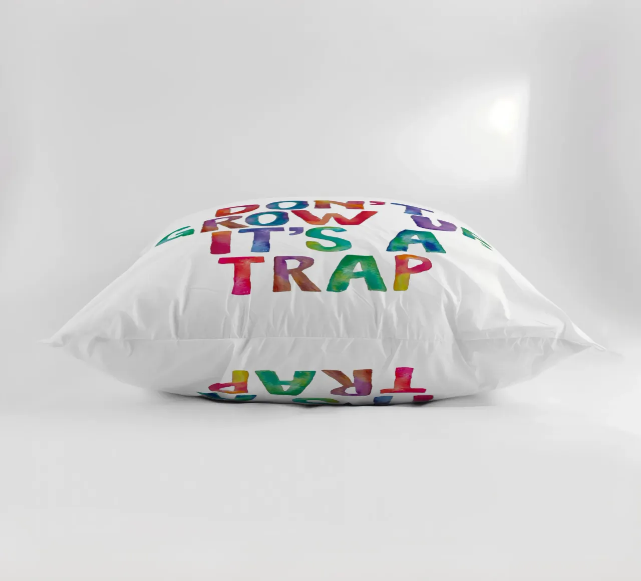 Non crescere è una trappola Design tipografico arcobaleno cuscino da THE MOTIVATED TYPE