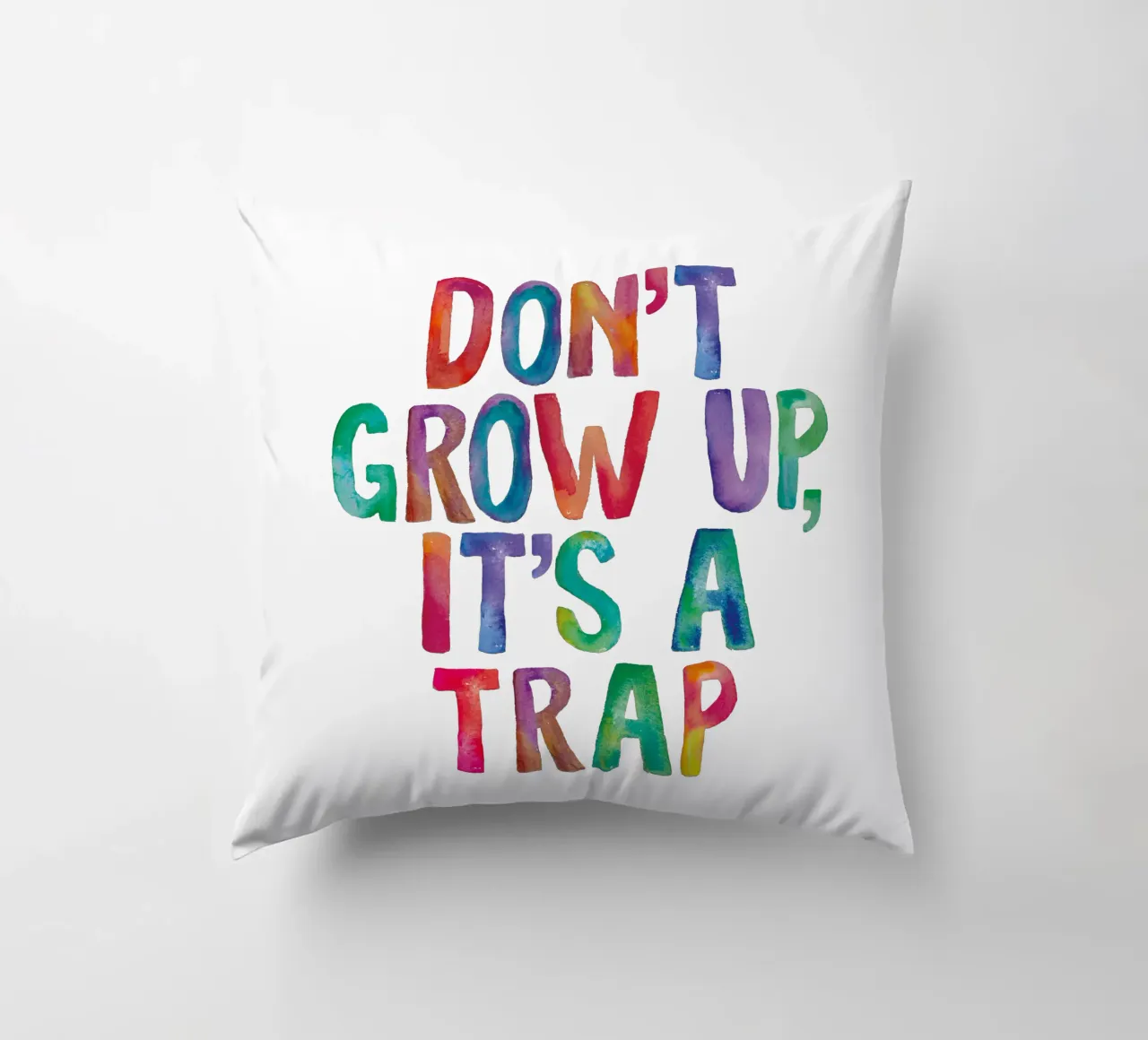 Non crescere è una trappola Design tipografico arcobaleno cuscino da THE MOTIVATED TYPE