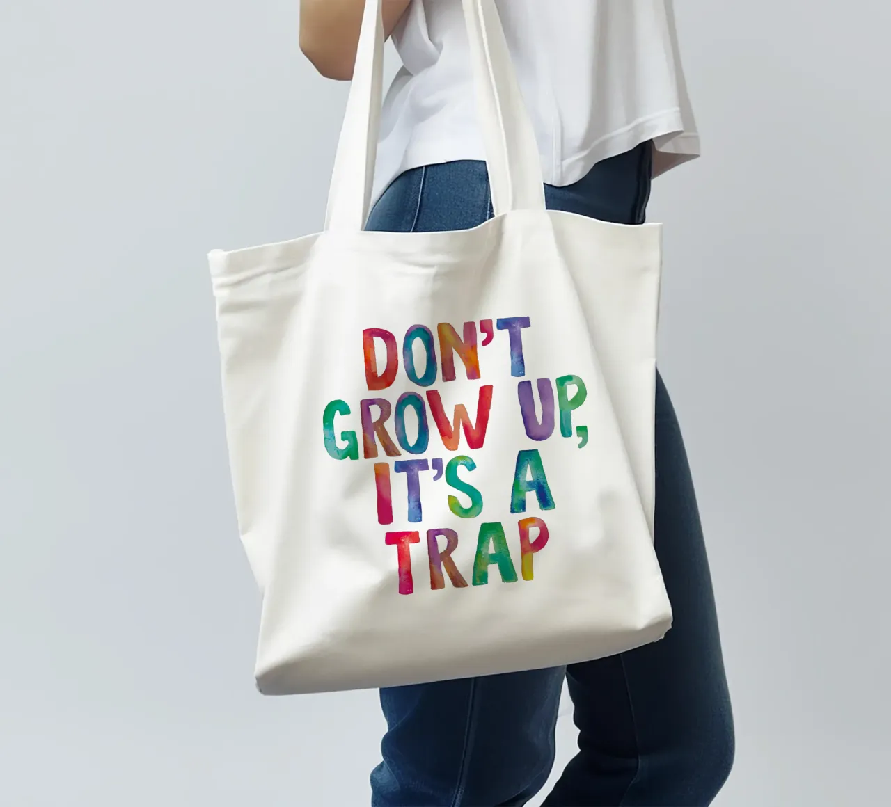 Non crescere è una trappola Design tipografico arcobaleno borsa in juta da THE MOTIVATED TYPE