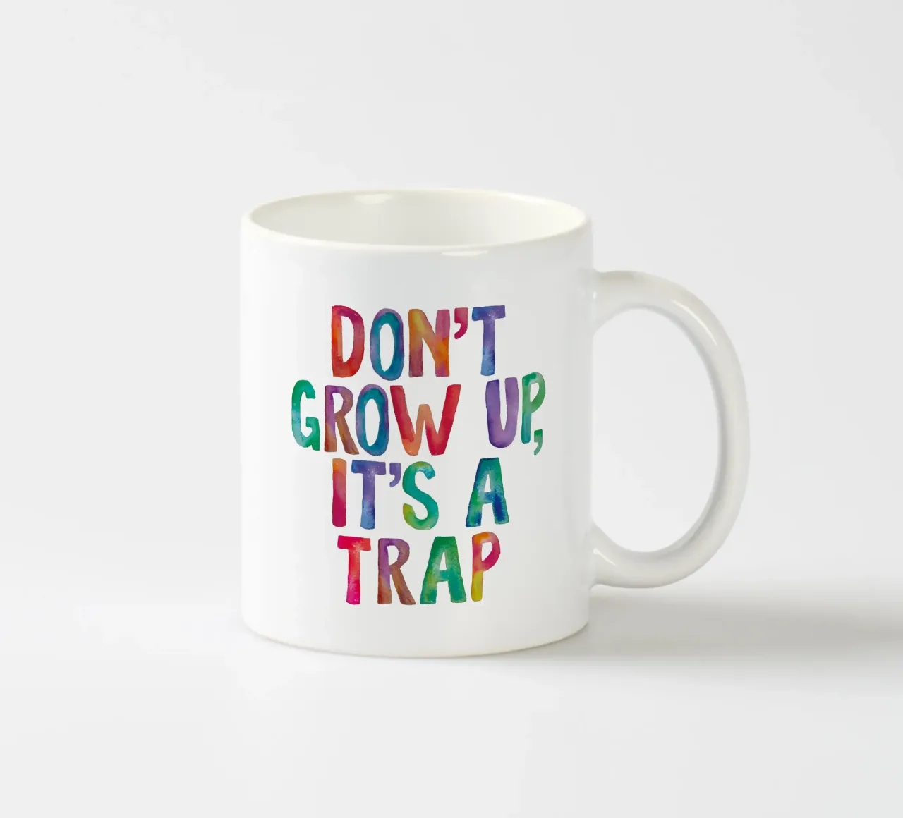 Non crescere è una trappola Design tipografico arcobaleno tazza in ceramica da THE MOTIVATED TYPE
